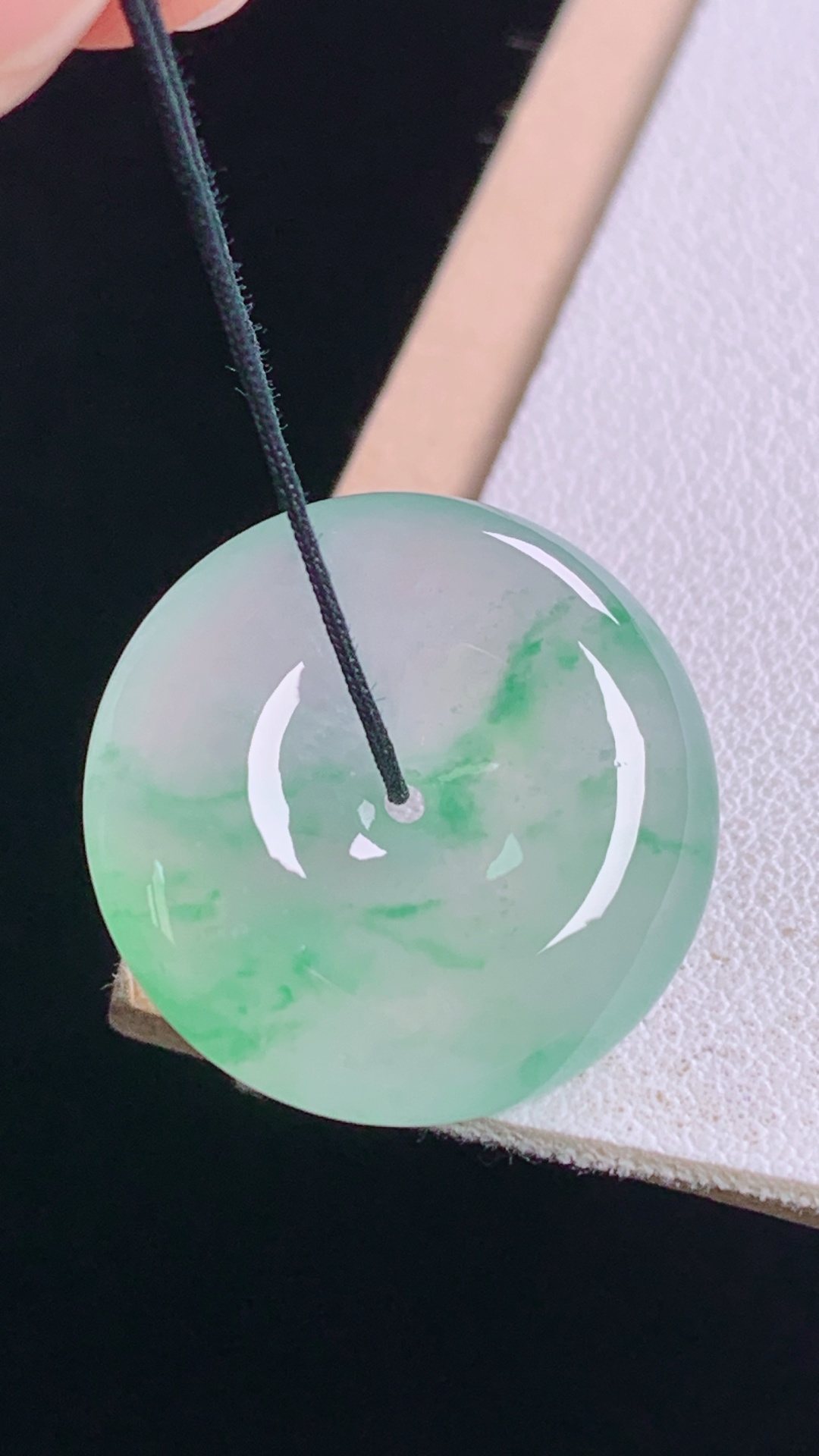 冰飘绿平安扣 翠色灵动，冰透起光，无裂 尺寸:20.7-5.8mm