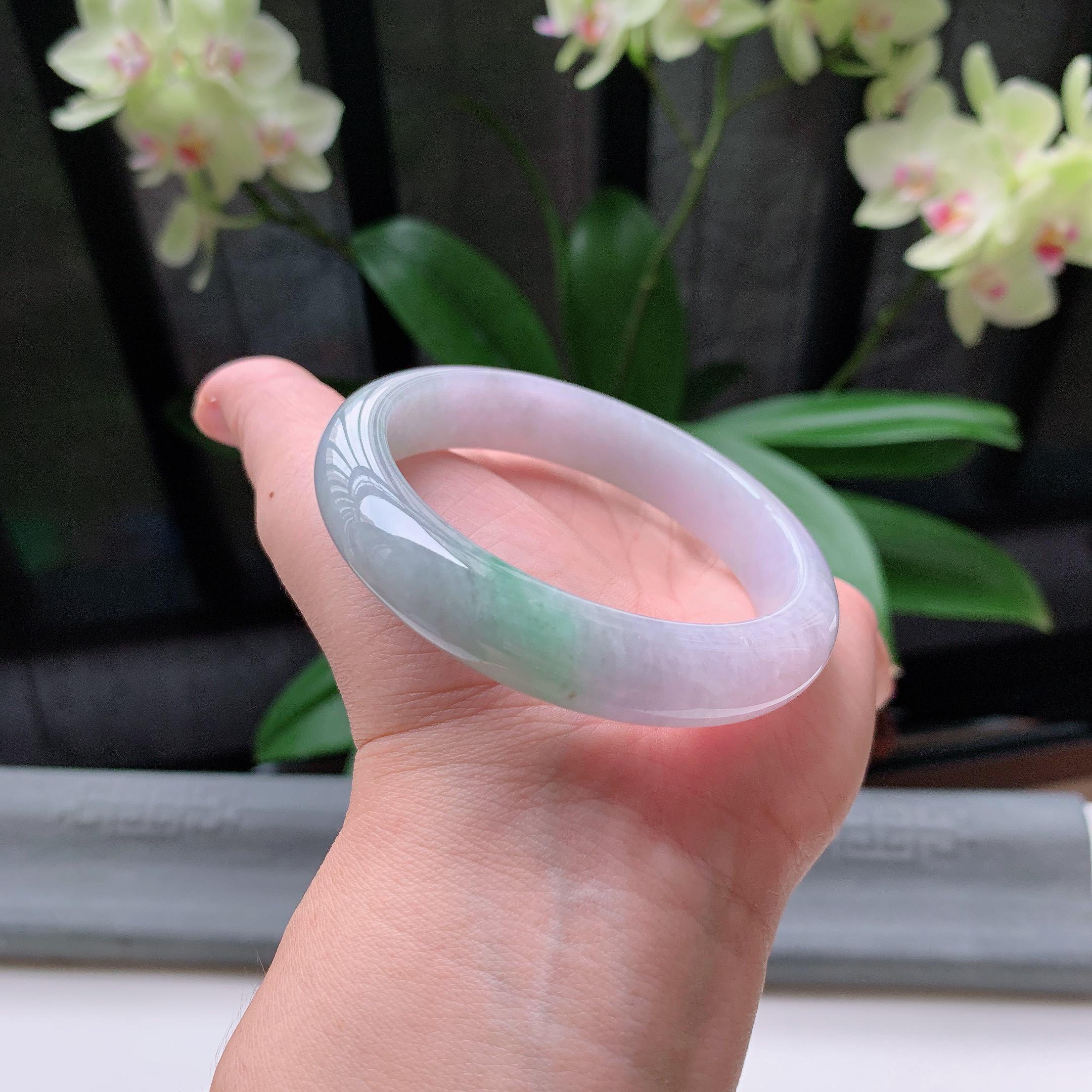 正圈56圈口，天然A货翡翠冰糯种水润淡紫春彩飘绿玉手镯，水润秀丽，飘花灵动，种水十足，视觉甜美可人