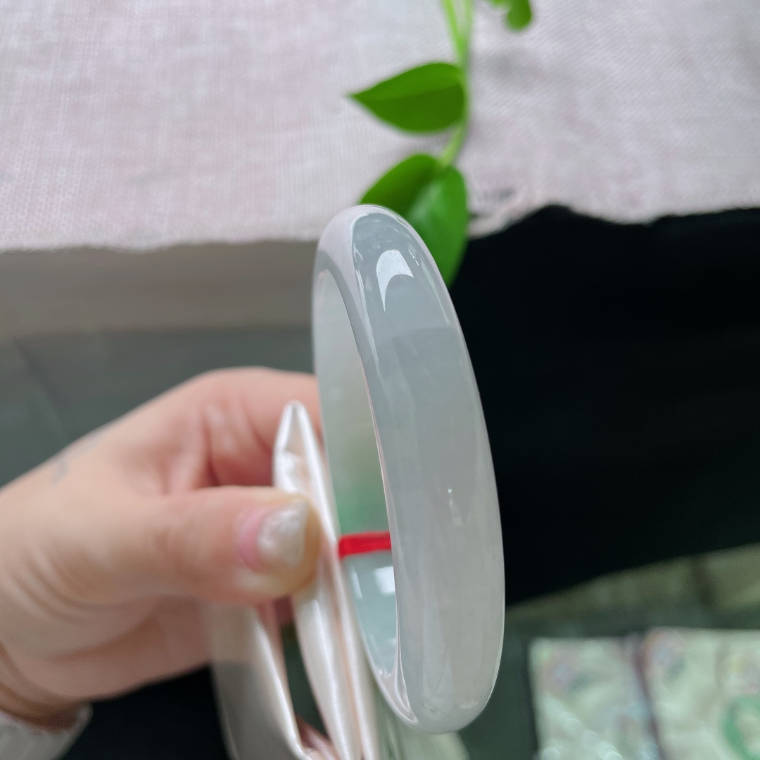 55.6/11.6/8.1，白底青正圈，柔润透亮，纯欲动人，佩戴贵气，撒乌鸡，有裂，ss53776a