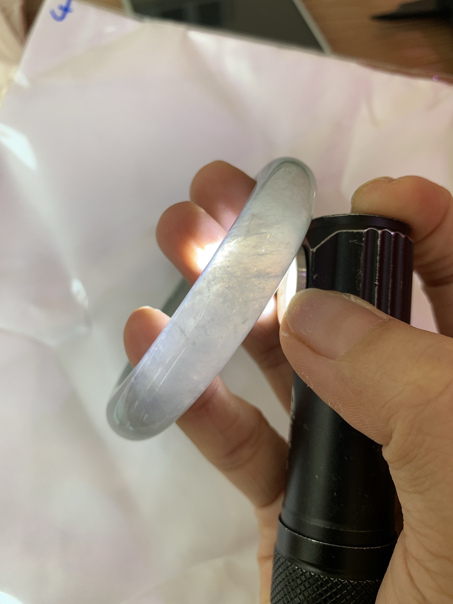冰飘花正圈 54.5-8.1-12.1 0602-N880 打灯细纹，底妆冰透起光，冰底中开出了朵朵蓝花，飘花灵动飘逸，勾勒出一幅唯美诗意的山水意境画，古典优雅又秀气
