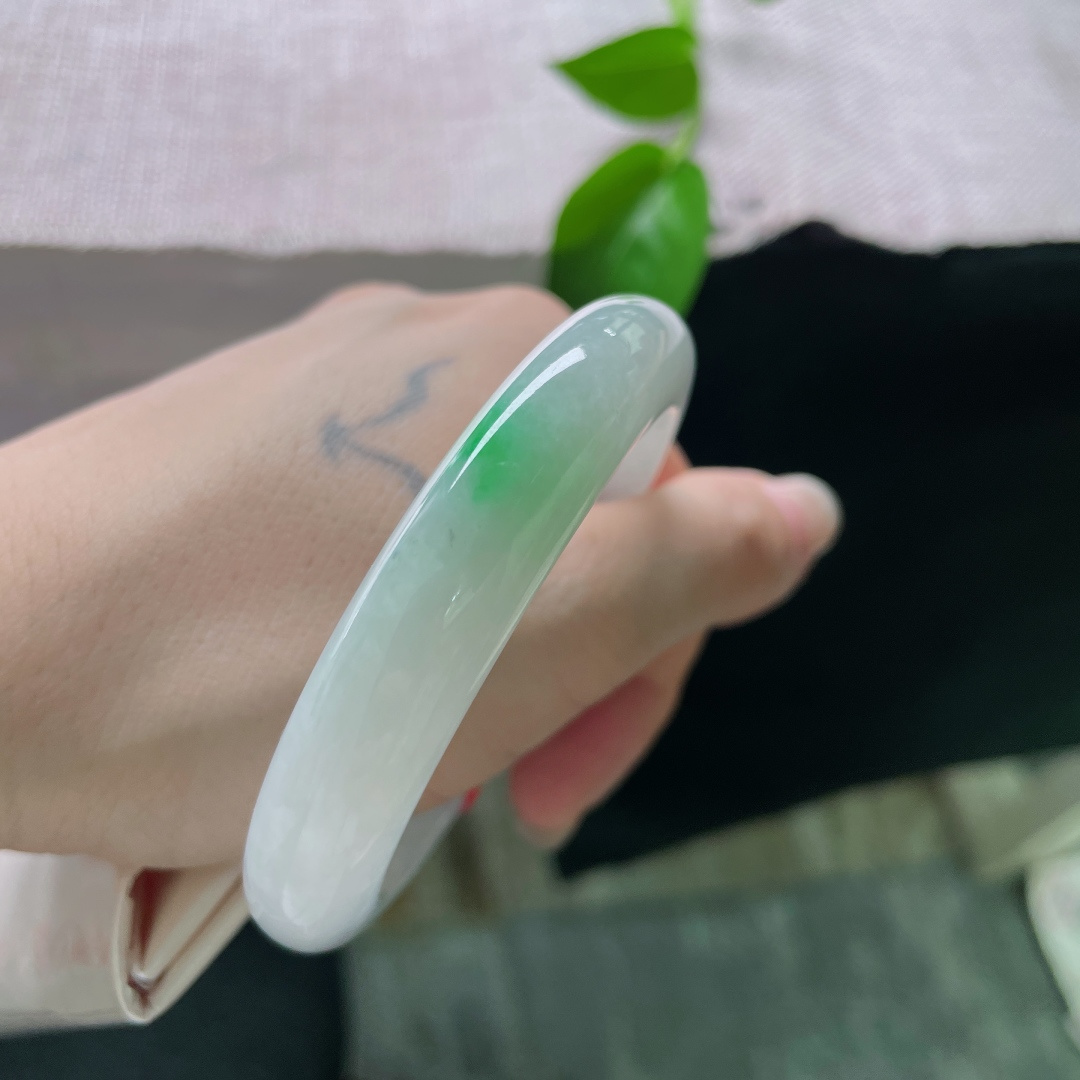 55.6/11.6/8.1，白底青正圈，柔润透亮，纯欲动人，佩戴贵气，撒乌鸡，有裂，ss53776a