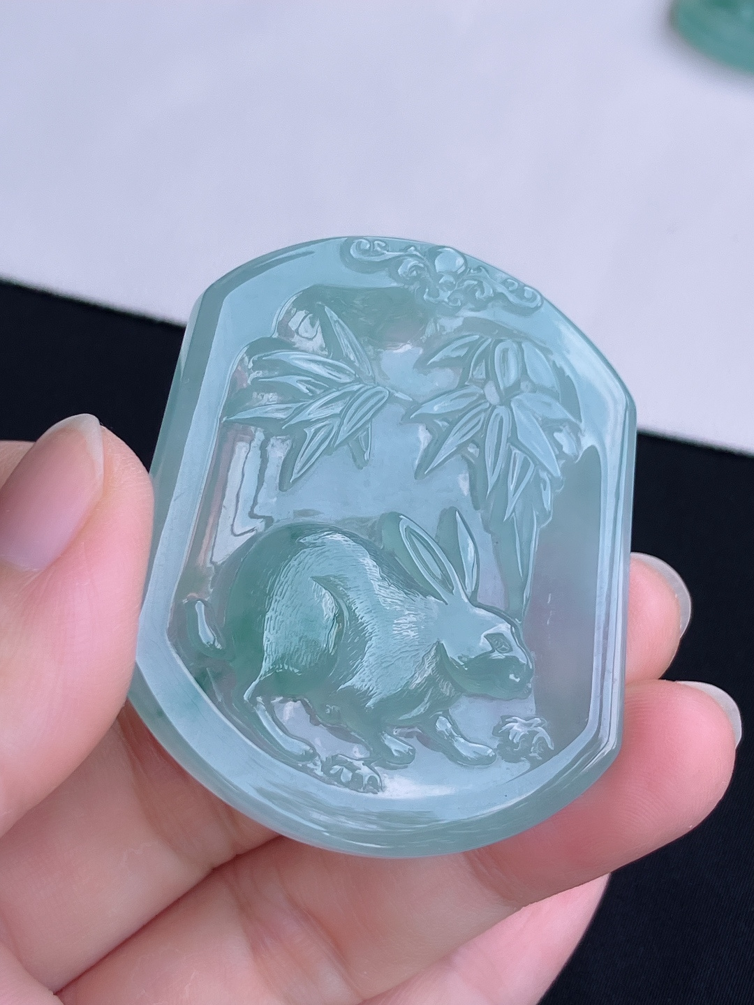 冰飘花生肖兔牌，晶莹剔透，尺寸52.6/44.6/5.6/自然光实拍