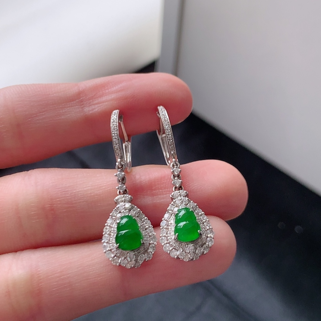冰阳绿葫芦耳坠。翠色明媚，冰润底子细腻，佩戴优雅时尚 货号49531，34.5-10.4-7.1