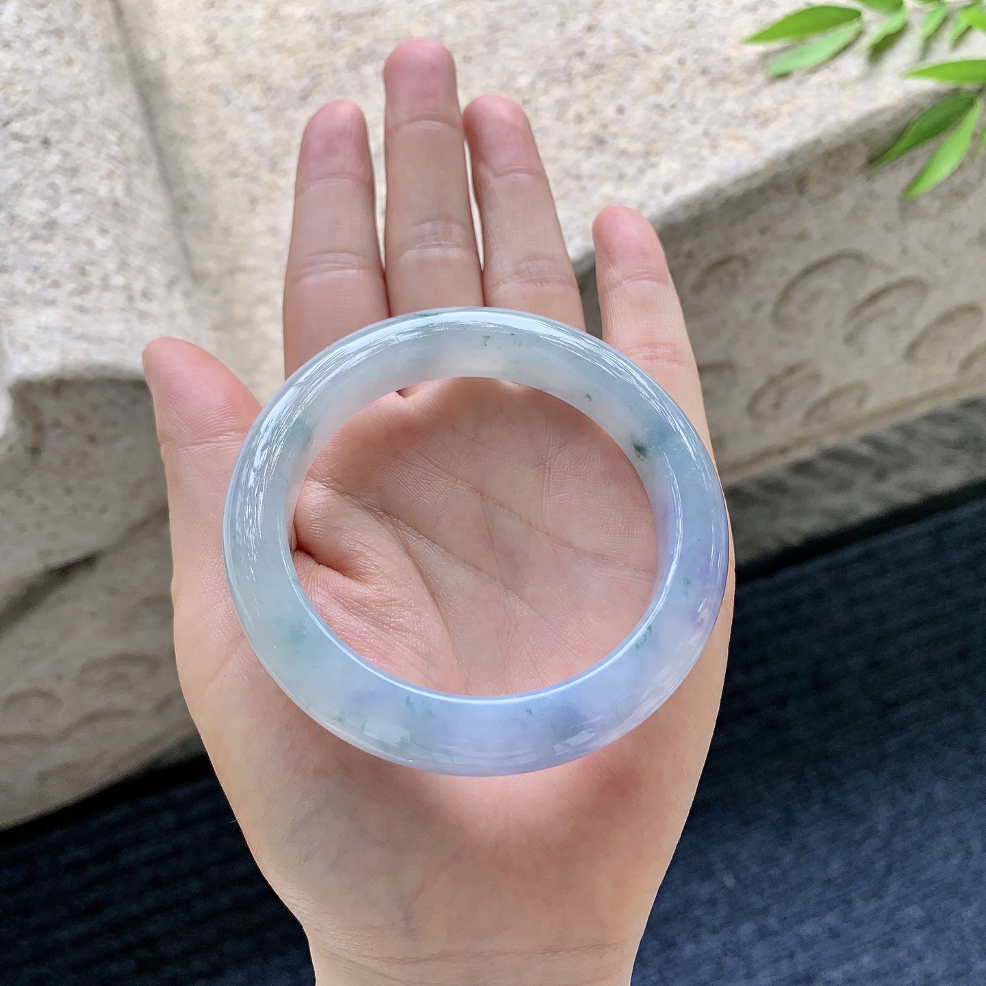 正圈53 54，圈口54.8/11.3/9.4，编码DZ082379，糯冰，水润，种老，细腻，无裂。