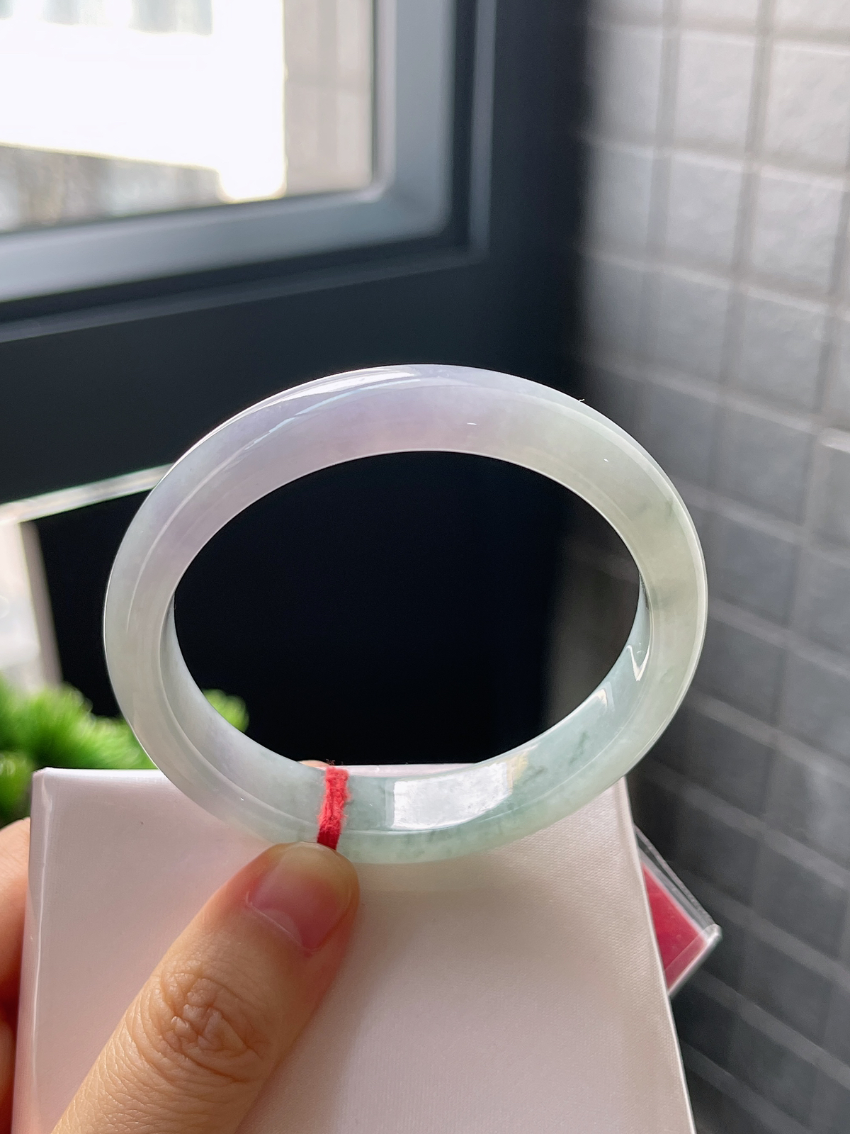 贵妃圈口55，冰糯春带彩飘花翡翠正圈手镯