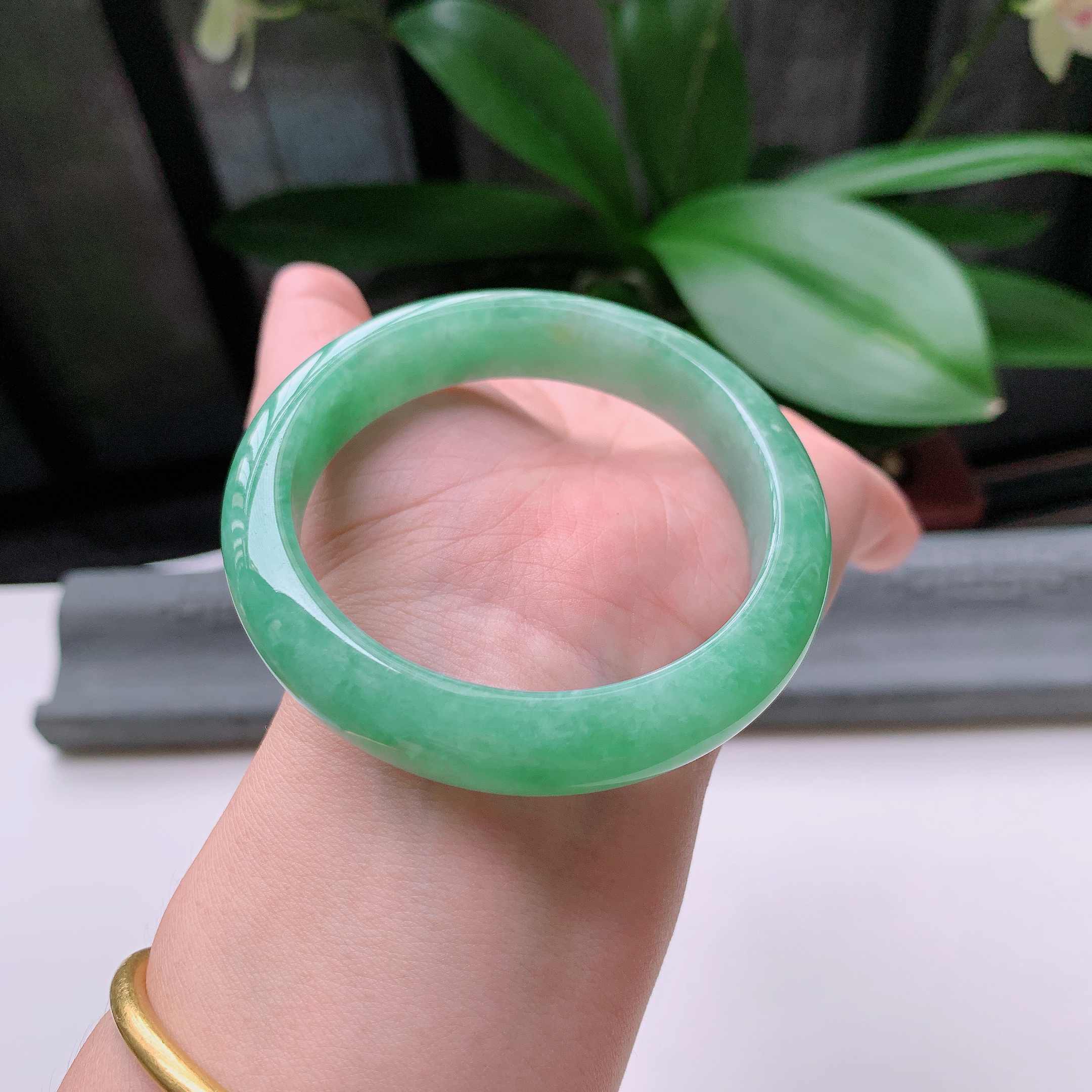 正圈55圈口，天然A货翡翠冰糯种水润飘绿玉手镯，水润秀丽，飘花灵动，种水十足，视觉甜美可人，恰到好处的美，十分高雅耐看，条形优美，上手优雅大方。57.55