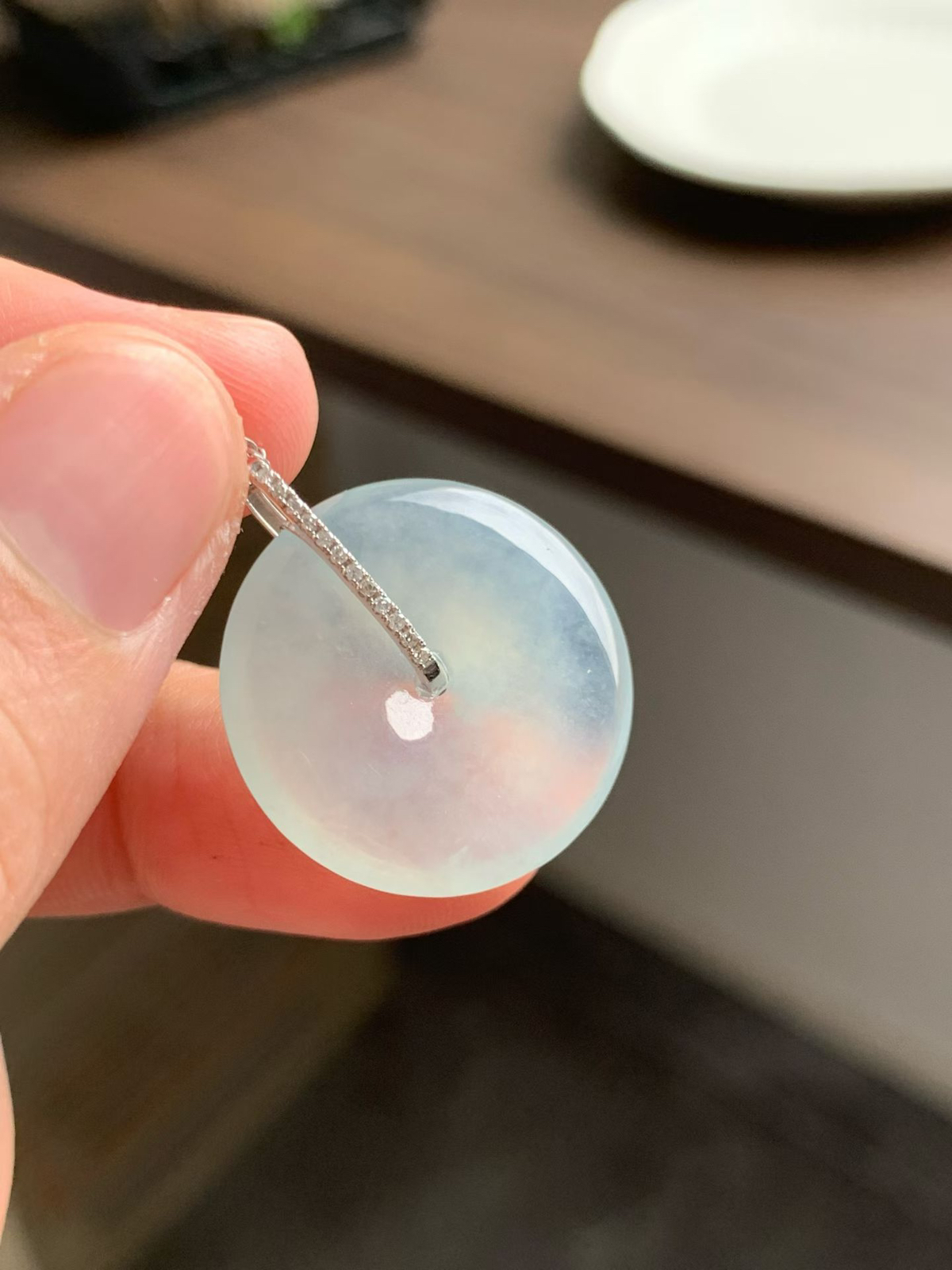 白冰平安扣1号 
裸石22.8*22.8*4 整体长度27mm
18k金钻石镶嵌