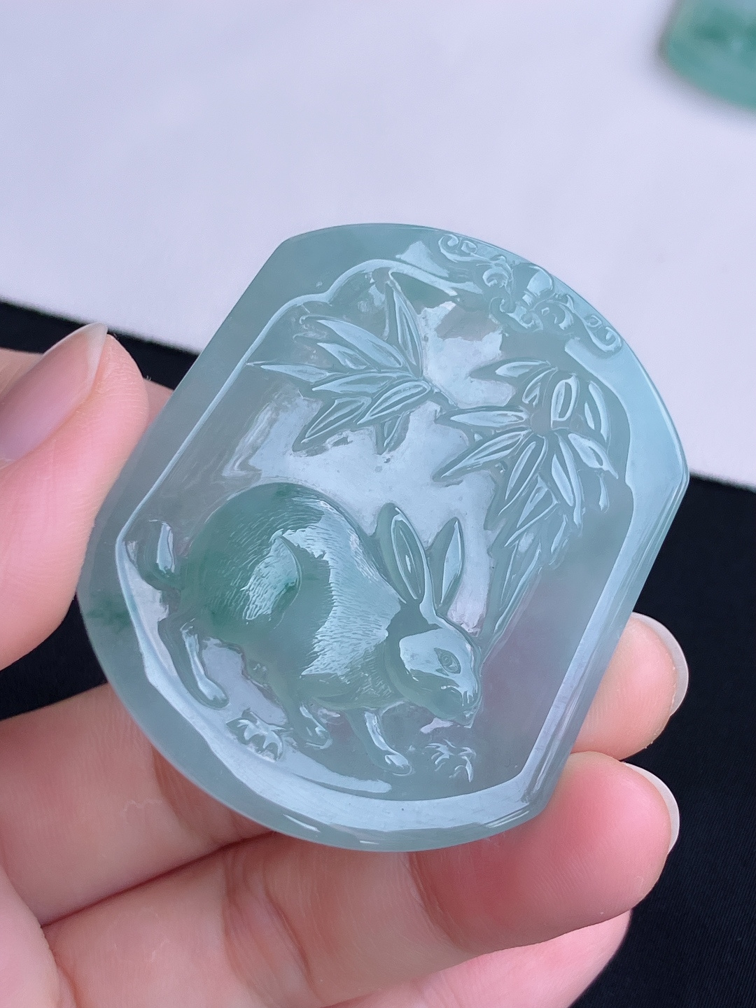 冰飘花生肖兔牌，晶莹剔透，尺寸52.6/44.6/5.6/自然光实拍