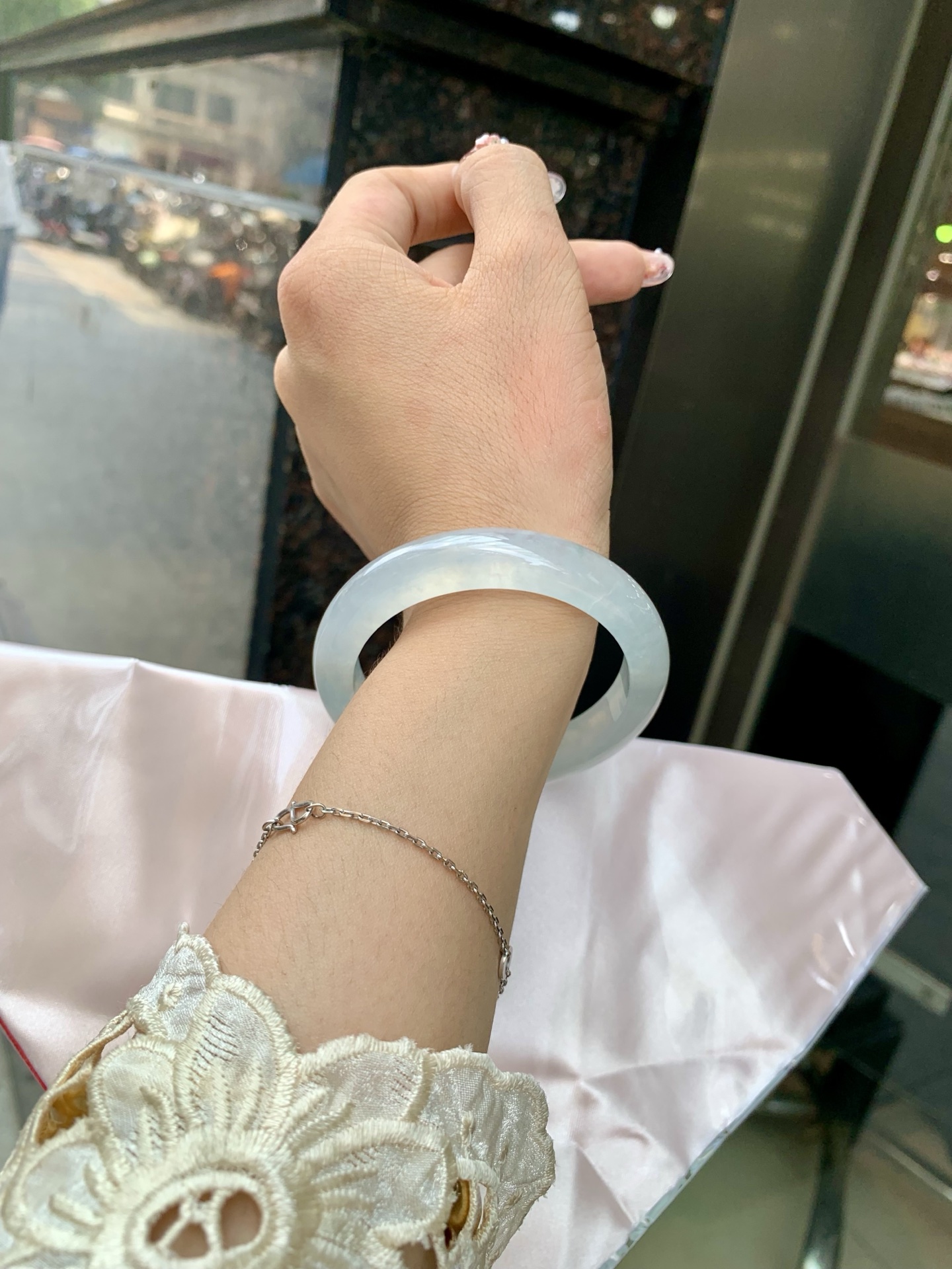 冰飘花正圈 52-7.7-10.8 0602-N873-2 打灯小细纹，底妆冰透起光，冰底中开出了朵朵蓝花，飘花灵动飘逸，勾勒出一幅唯美诗意的山水意境画，古典优雅又秀气