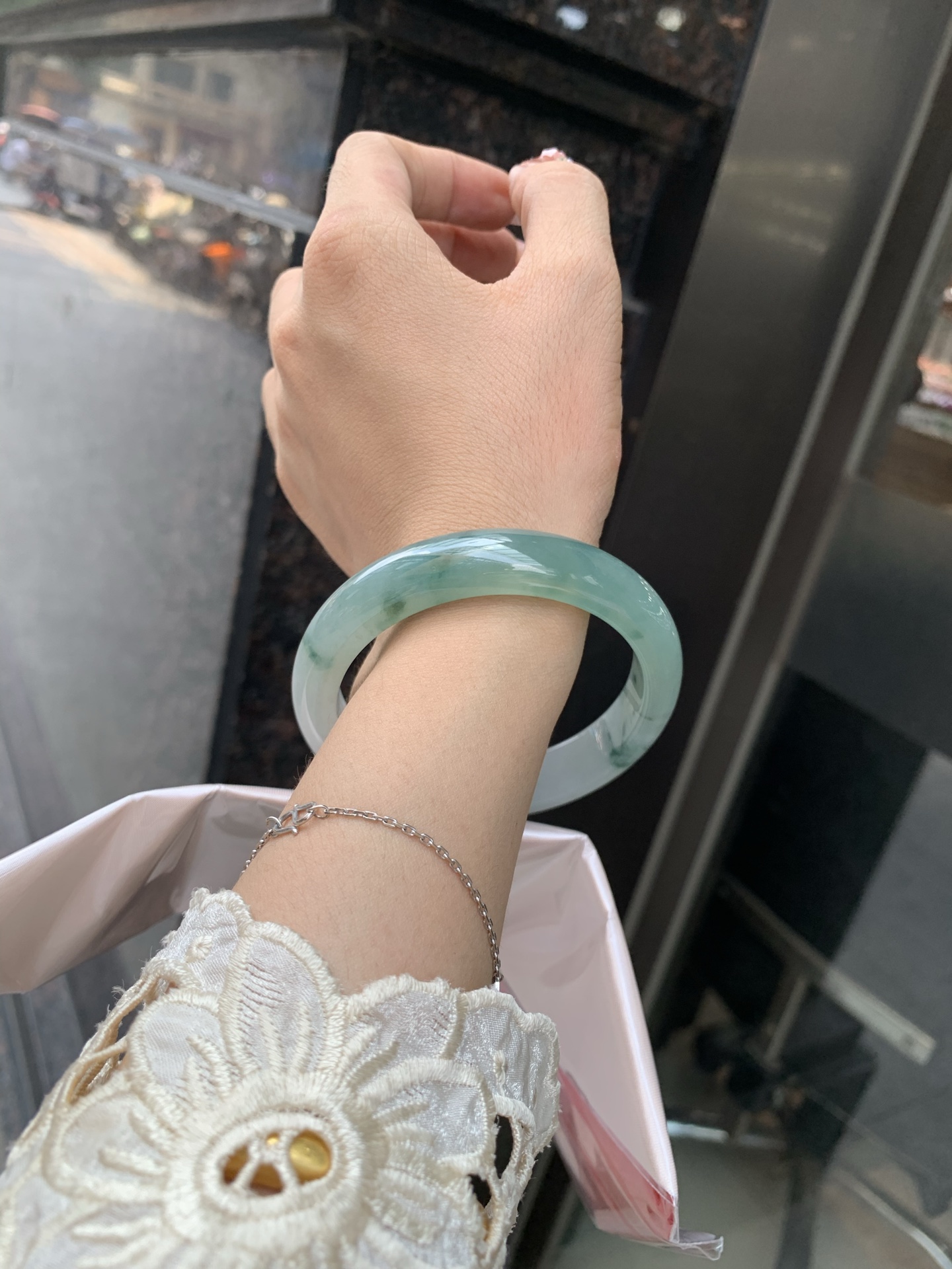 晴底飘花正圈 57.5-8.1-12.6 0602-4A120 无裂，底妆冰润，晴底飘花，半山半水，独特且直观的美，它的冰透细腻质地，成就了两种风格融合下最原始神秘气质～