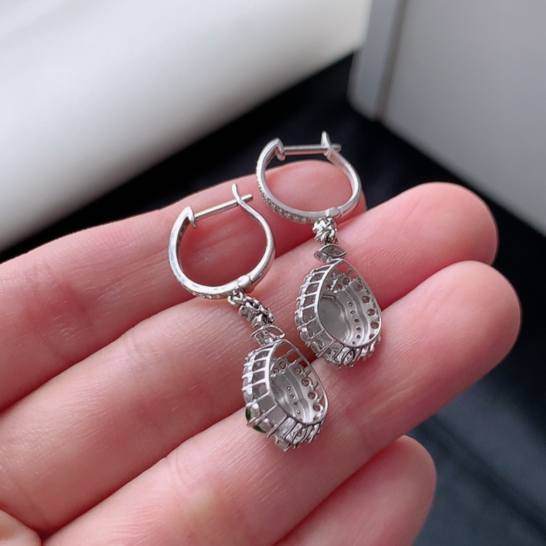 冰阳绿葫芦耳坠。翠色明媚，冰润底子细腻，佩戴优雅时尚 货号49531，34.5-10.4-7.1