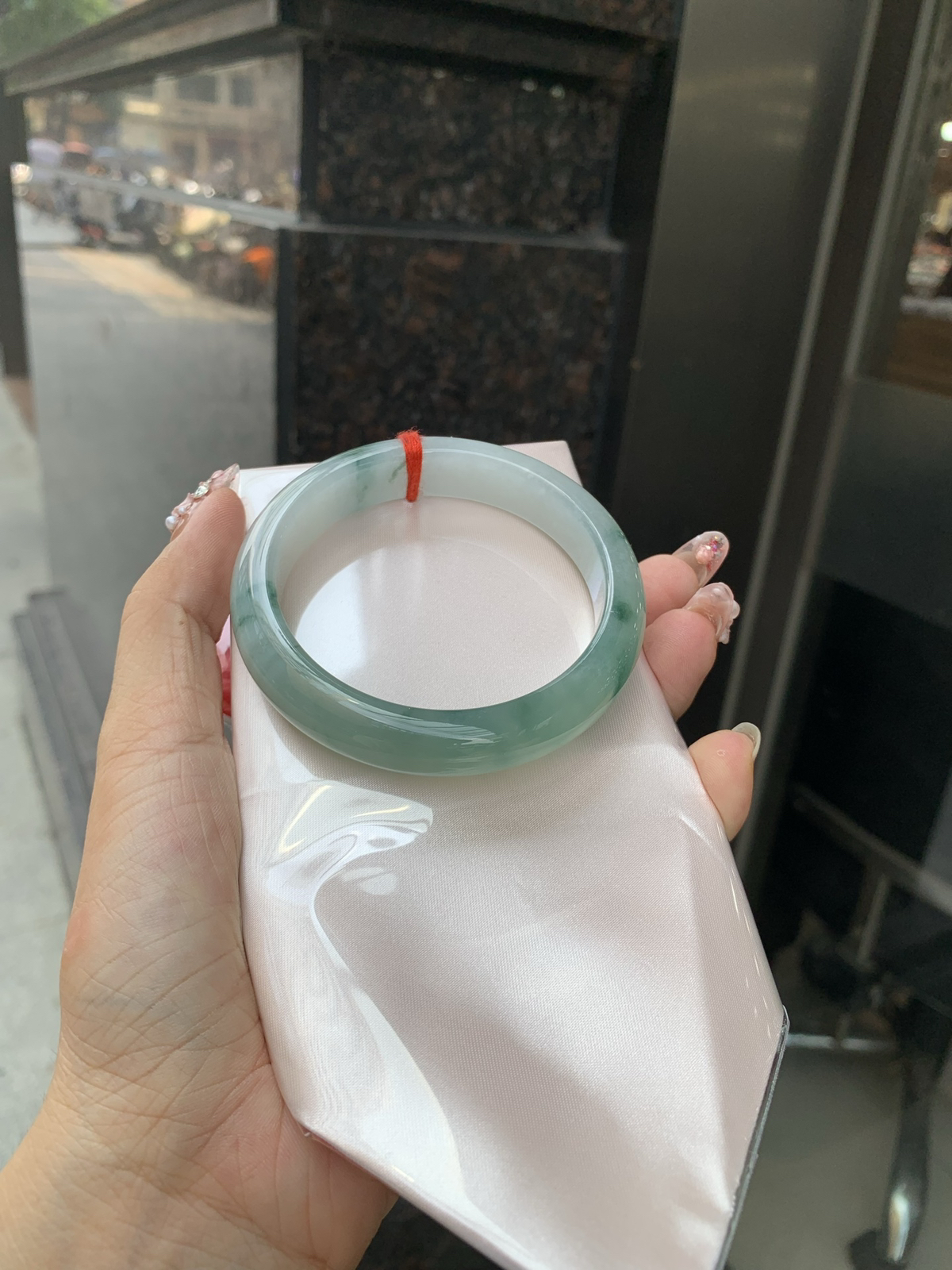 晴底飘花正圈
57.5-8.1-12.6
底妆冰润，晴底飘花，半山半水，独特且直观的美，它的冰透细腻质地，成就了两种风格融合下最原始神秘气质～