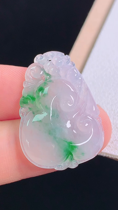 冰飘绿如意，无裂，尺寸:26.3-18.8-4.1mm