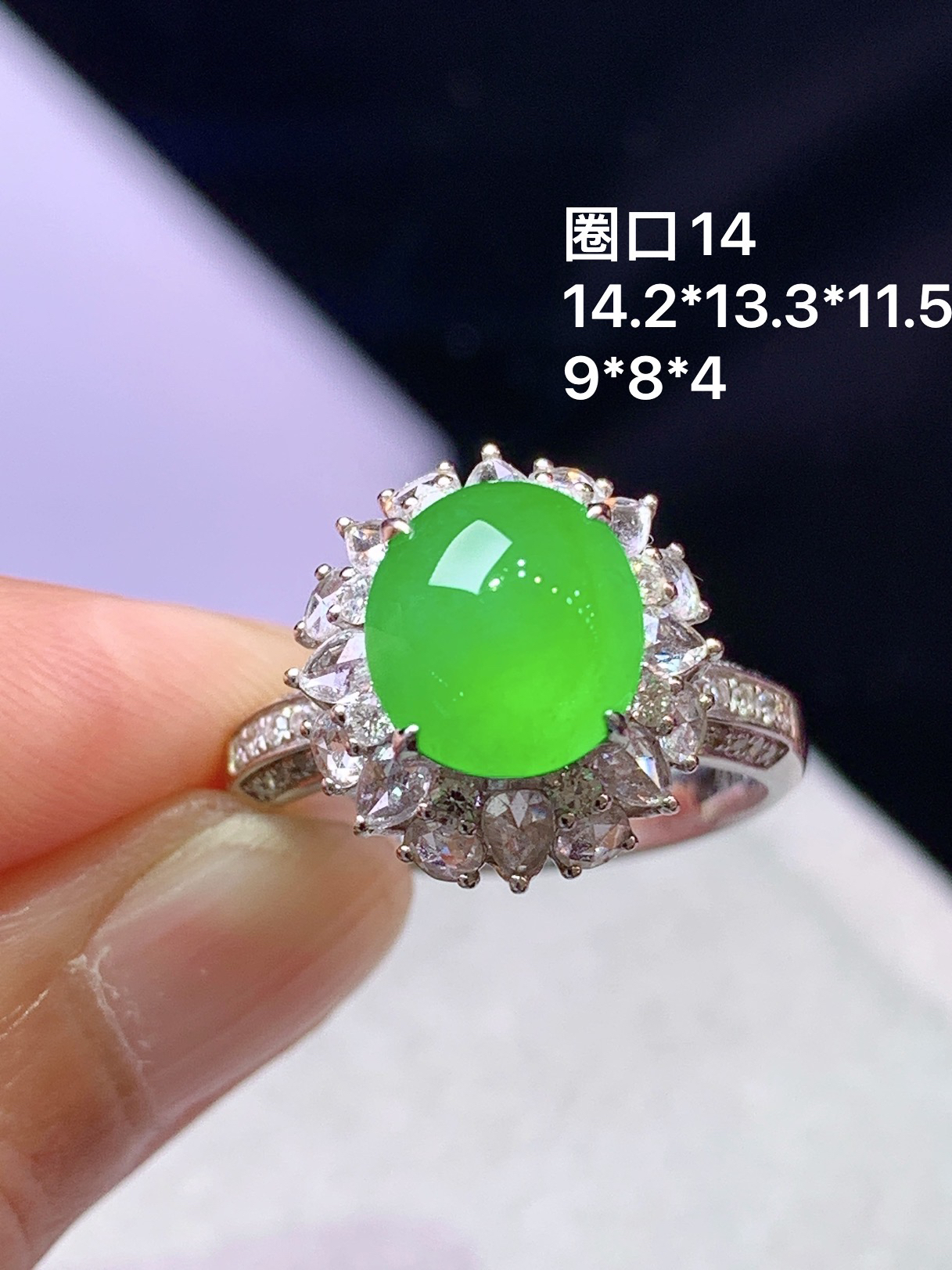 18k金钻镶嵌冰阳绿蛋面戒指 玉质细腻 色泽艳丽清新 圈口14 整体尺寸14.2*13.3*11.5 s1