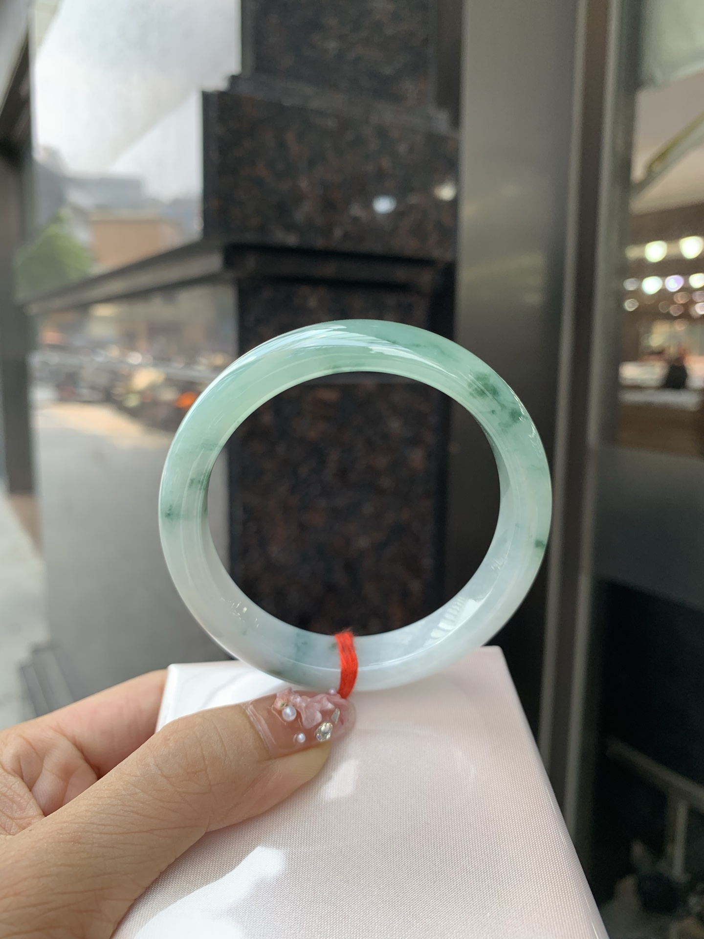 晴底飘花正圈 57.5-8.1-12.6 0602-4A120 无裂，底妆冰润，晴底飘花，半山半水，独特且直观的美，它的冰透细腻质地，成就了两种风格融合下最原始神秘气质～