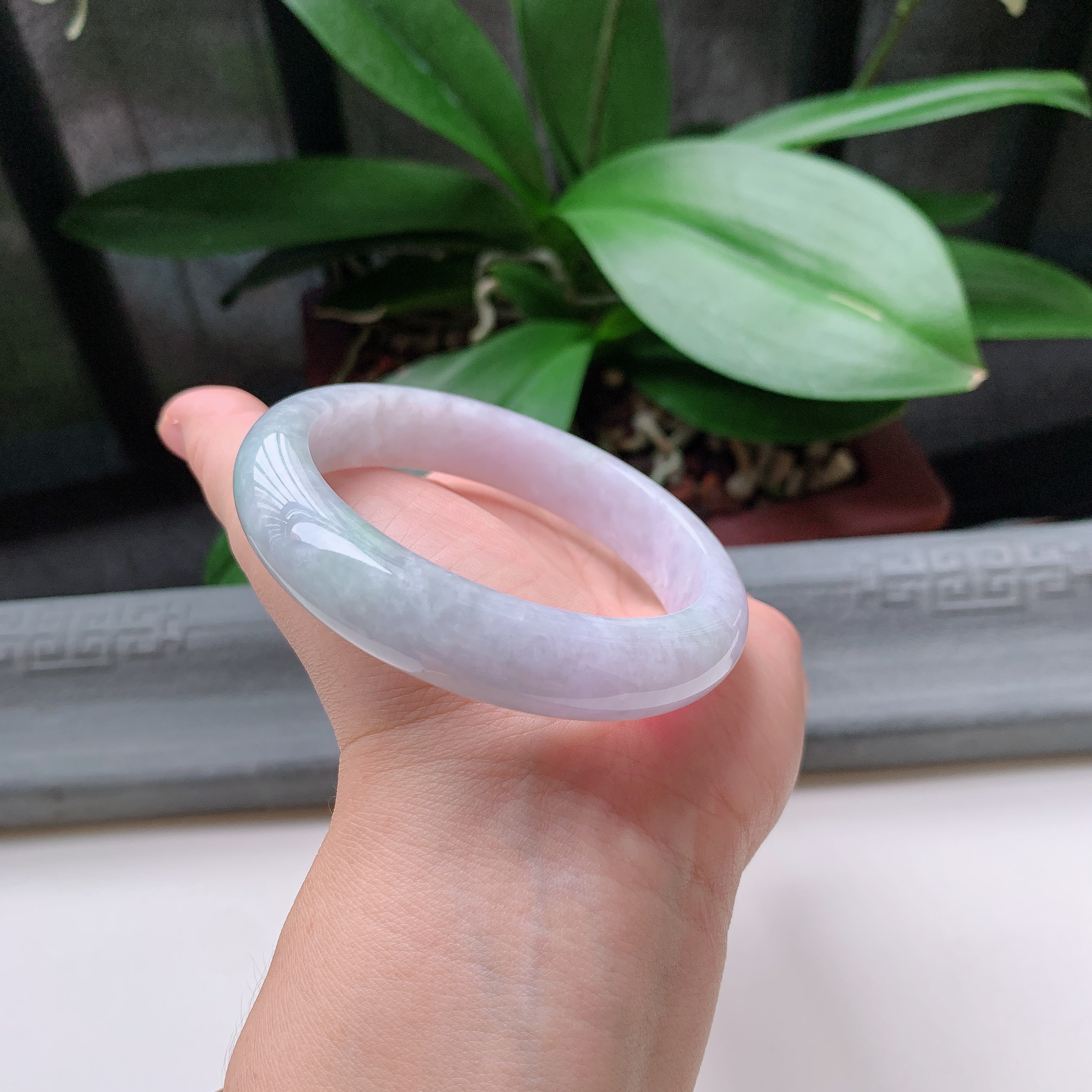正圈58圈口，天然A货翡翠冰糯种水润飘绿玉手镯，水润秀丽，飘花灵动，种水十足，视觉甜美可人，恰到好处的美，十分高雅耐看，条形优美，上手优雅大方。62.58