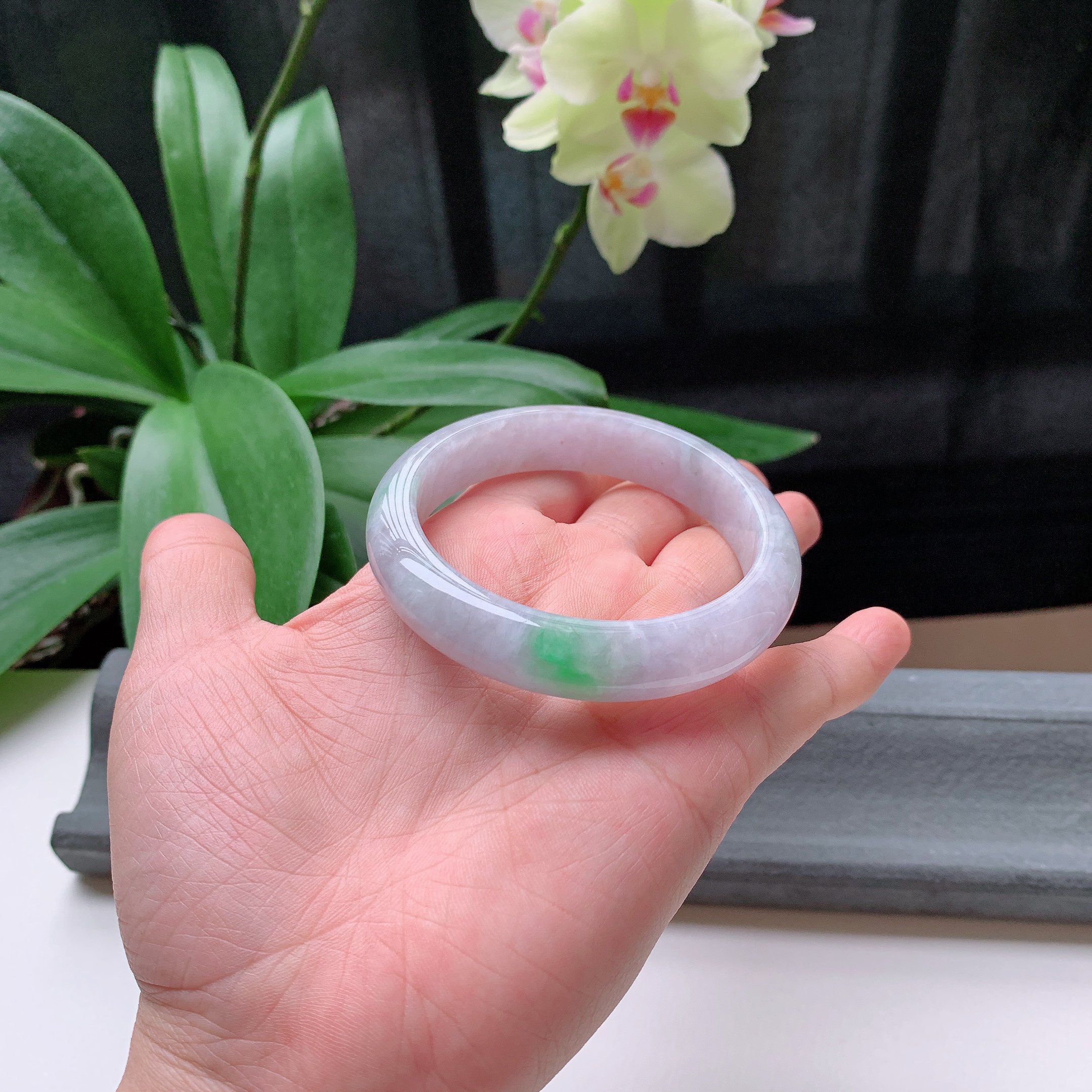 正圈56圈口，天然A货翡翠冰糯种水润飘绿玉手镯，水润秀丽，飘花灵动，种水十足，视觉甜美可人，恰到好处的美，十分高雅耐看，条形优美，上手优雅大方。57.48