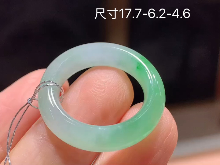 冰飘绿戒圈 无裂 尺寸，17.7-6.2-4.6