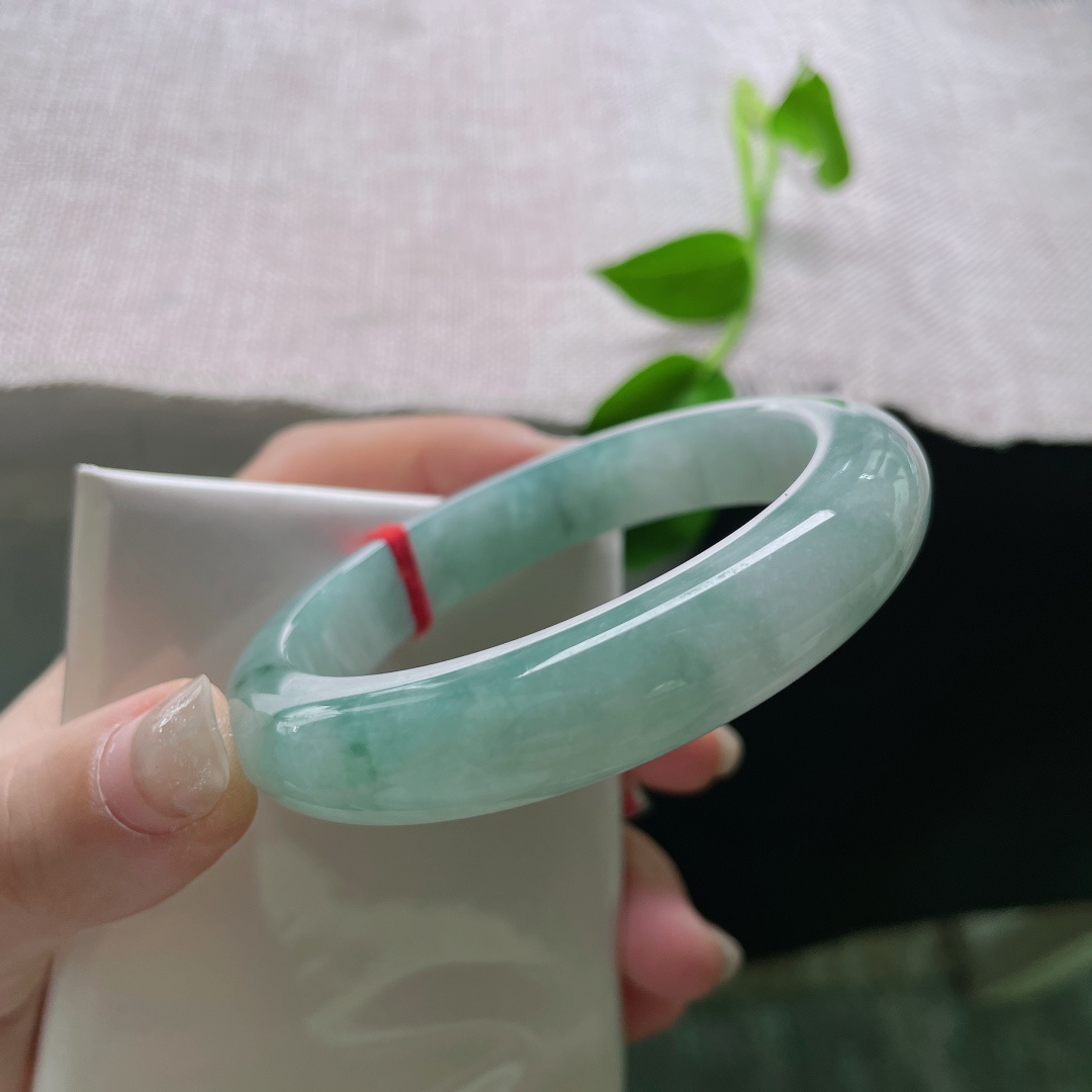 57/12.2/8.6，飘花正圈，水头好，质地温润细腻，佩戴温婉，知性，一点皮纹不显，ss52167a