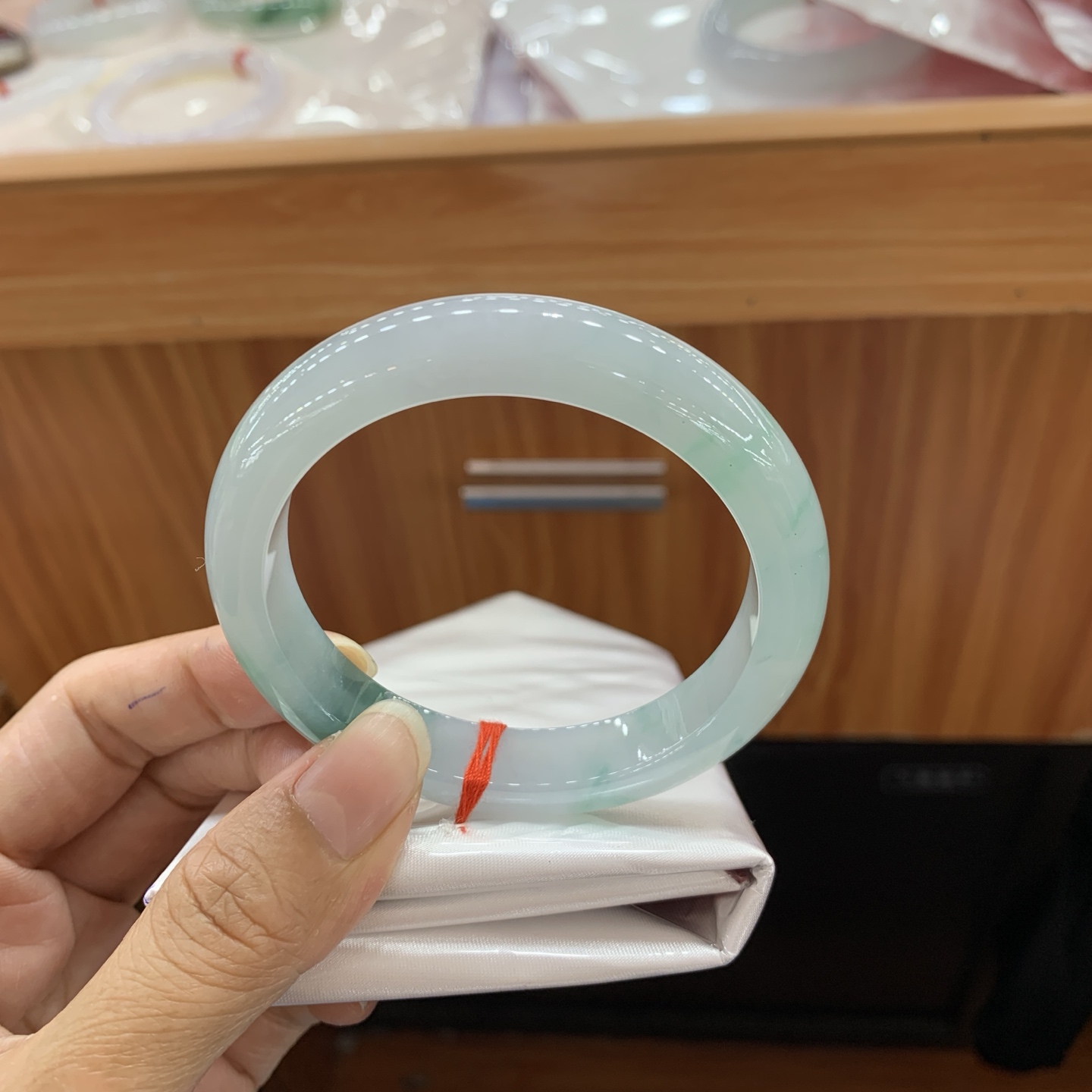 060105MMJ 飘花正圈翡翠手镯 57-11.4-8.4