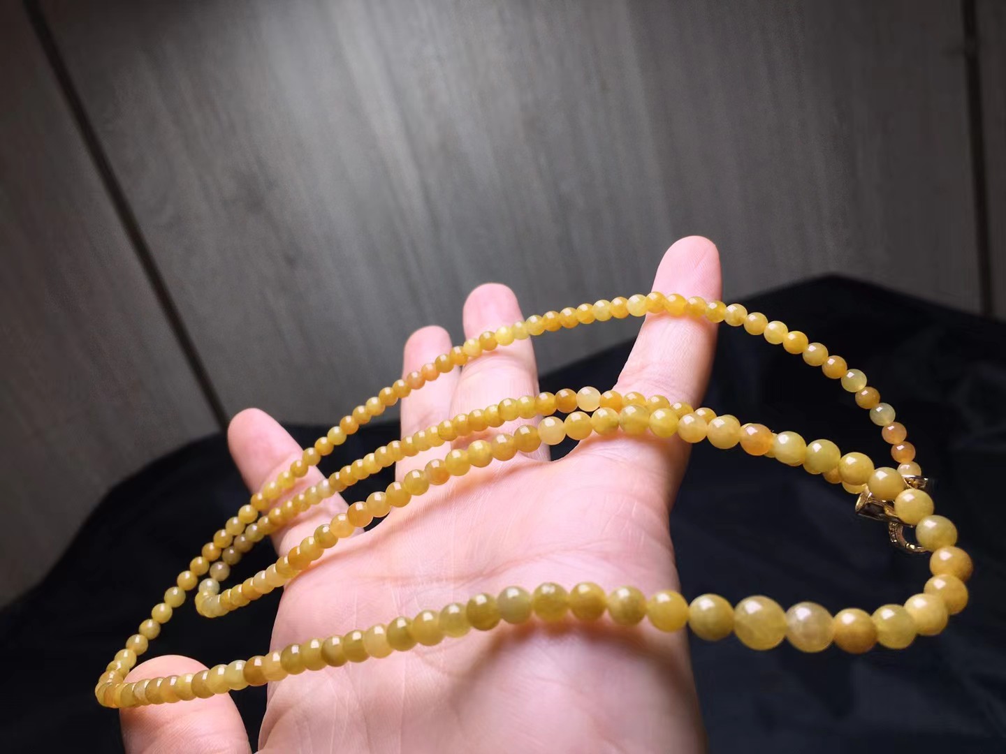 黄翡珠链，卡5.2～3.7mm，170颗，玉质细腻，色浓，鲜艳，油润，颗颗精选