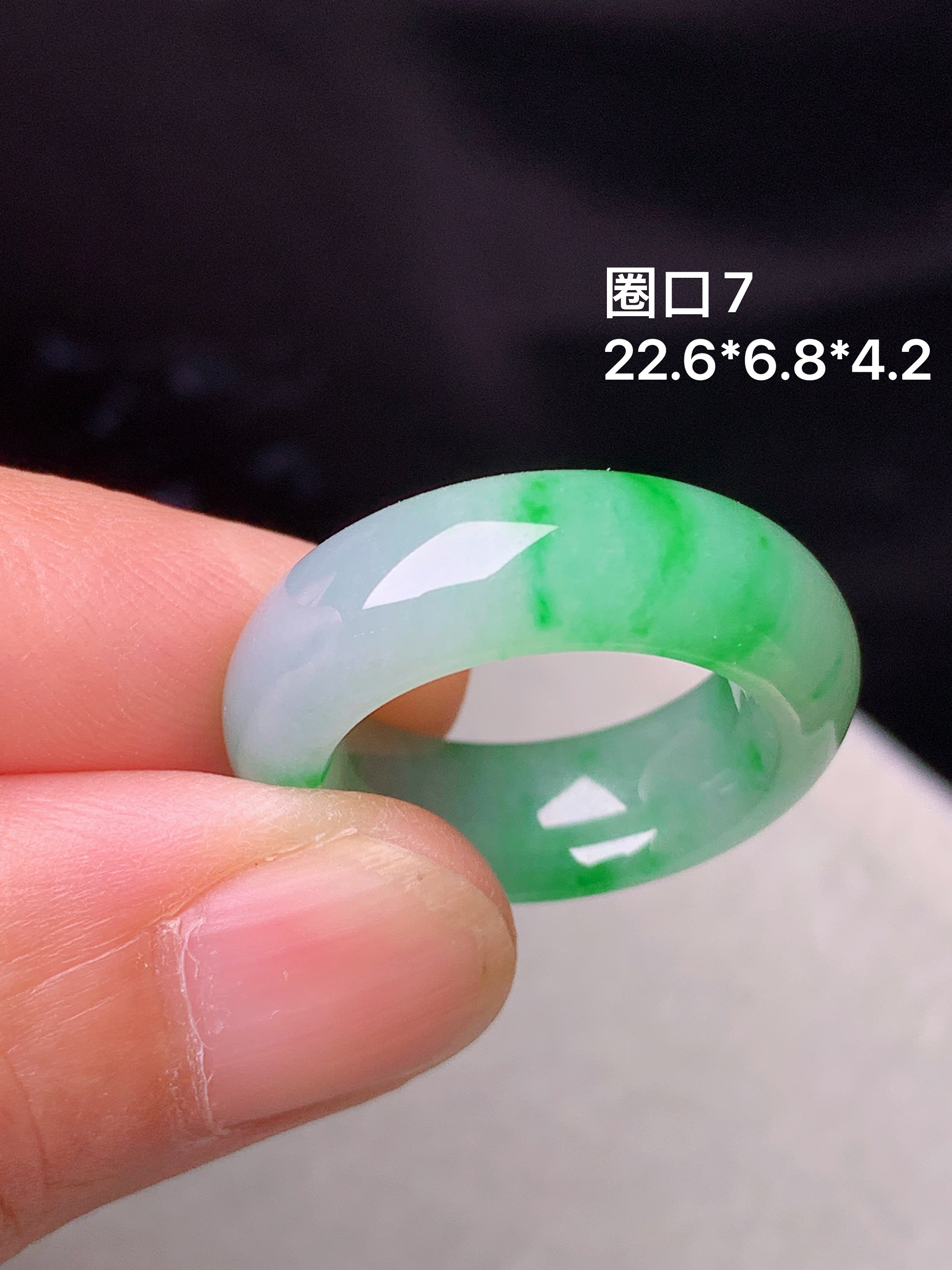 飘绿指环 玉质细腻 色泽艳丽清新 圈口7 整体尺寸22.6*6.8*4.2 c1