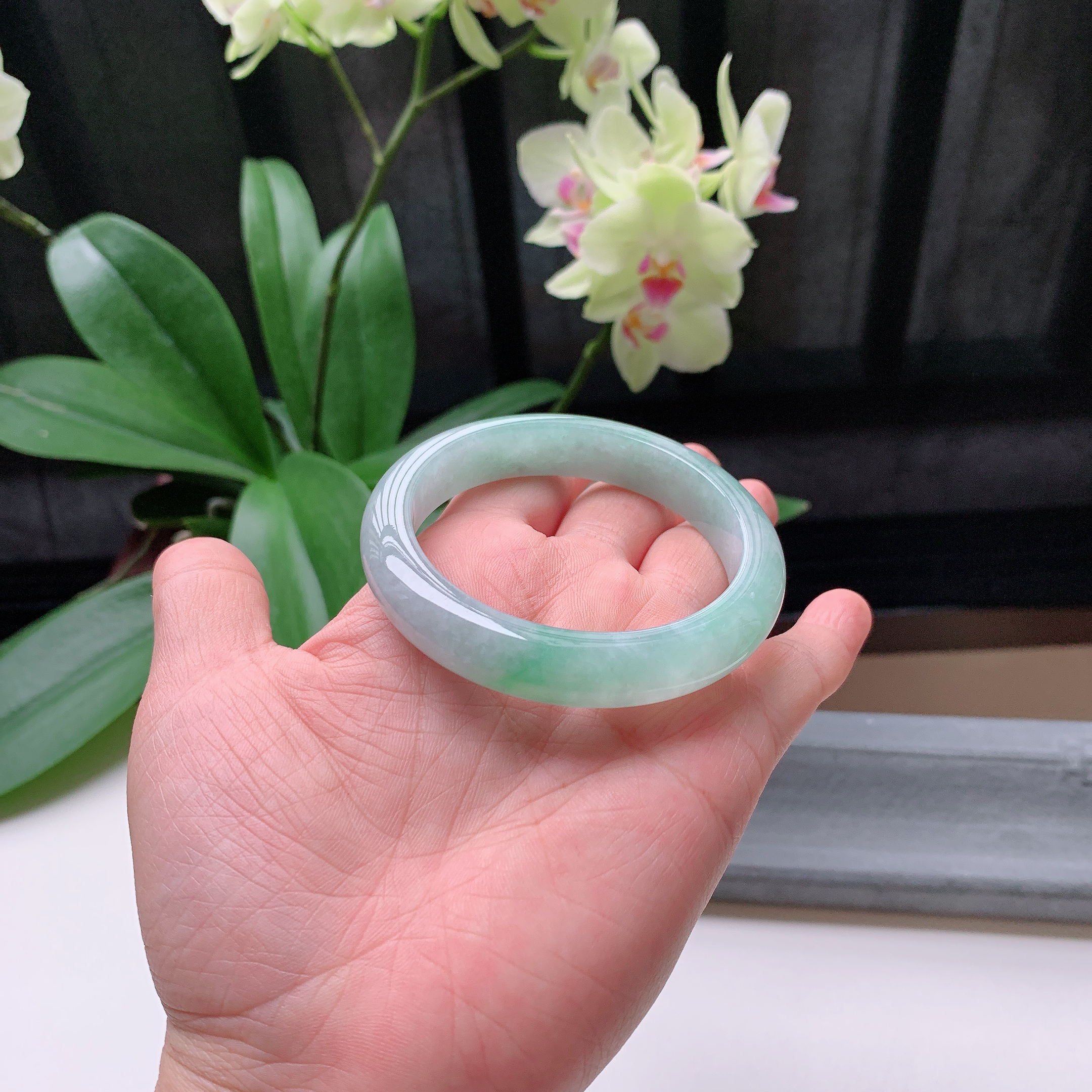 正圈56圈口，天然A货翡翠冰糯种水润飘绿玉手镯，水润秀丽，飘花灵动，种水十足，视觉甜美可人，恰到好处的美，十分高雅耐看，条形优美，上手优雅大方。56.87