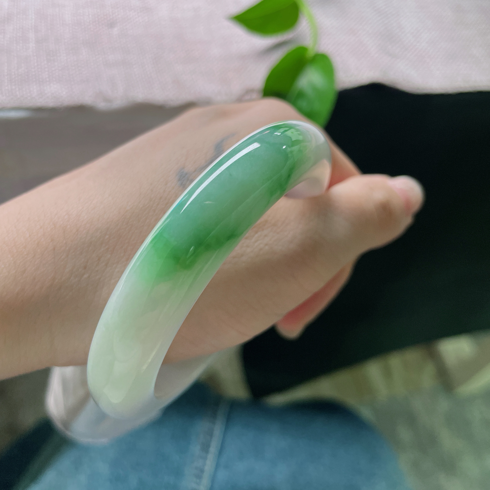 58.1/12.7/9.飘绿正圈，白底青，素胚勾勒出青花，跃然于腕间，棉线纹。ss51479a