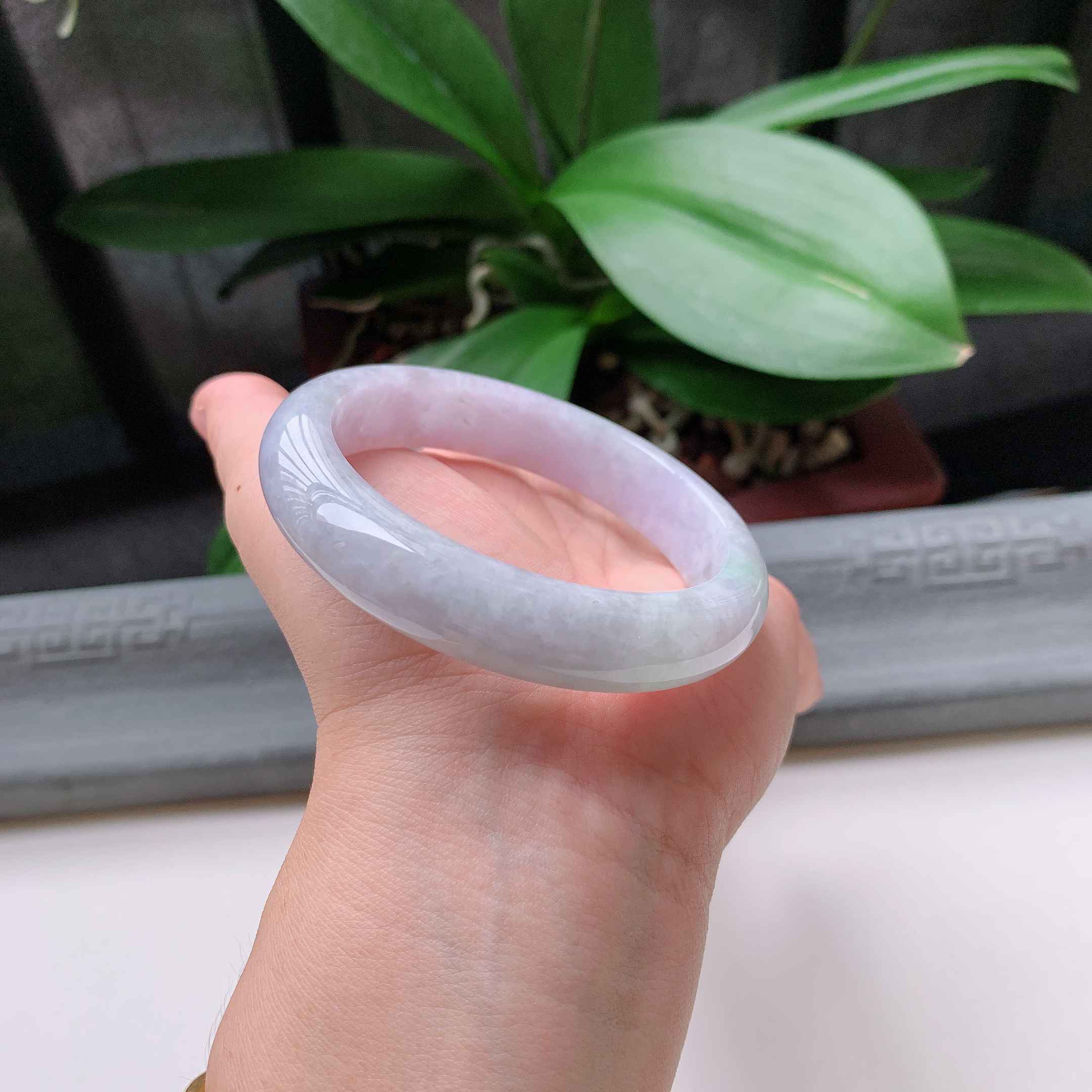 正圈58圈口，天然A货翡翠冰糯种水润飘绿玉手镯，水润秀丽，飘花灵动，种水十足，视觉甜美可人，恰到好处的美，十分高雅耐看，条形优美，上手优雅大方。62.58