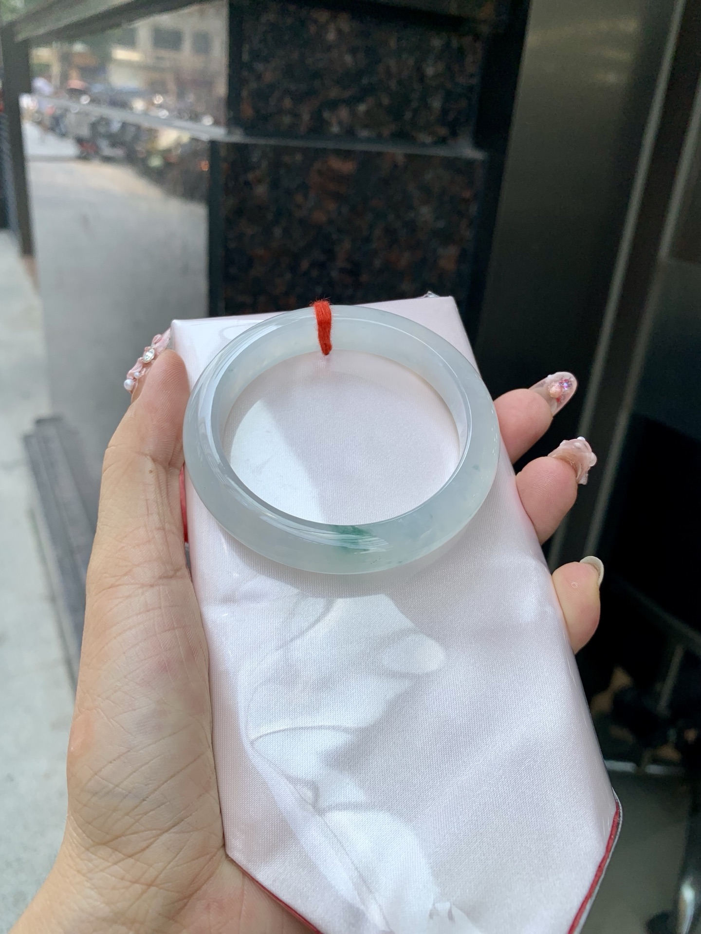 冰飘花正圈 53.7-7.9-10.7 0602-N873-1 打灯小细纹，底妆冰透起光，冰底中开出了朵朵蓝花，飘花灵动飘逸，勾勒出一幅唯美诗意的山水意境画，古典优雅又秀气