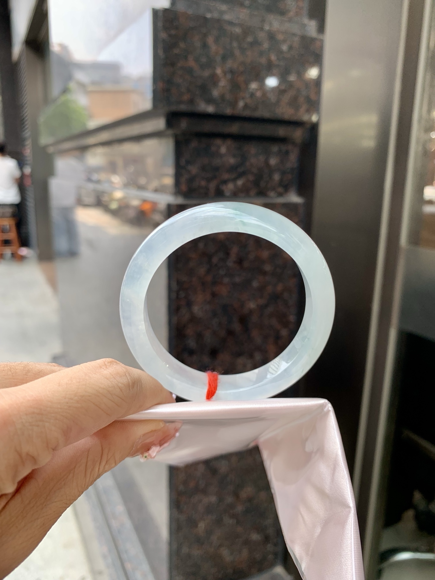 冰飘花正圈 52-7.7-10.8 0602-N873-2 打灯小细纹，底妆冰透起光，冰底中开出了朵朵蓝花，飘花灵动飘逸，勾勒出一幅唯美诗意的山水意境画，古典优雅又秀气