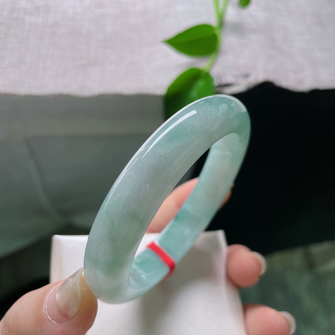 57/12.2/8.6，飘花正圈，水头好，质地温润细腻，佩戴温婉，知性，一点皮纹不显，ss52167a