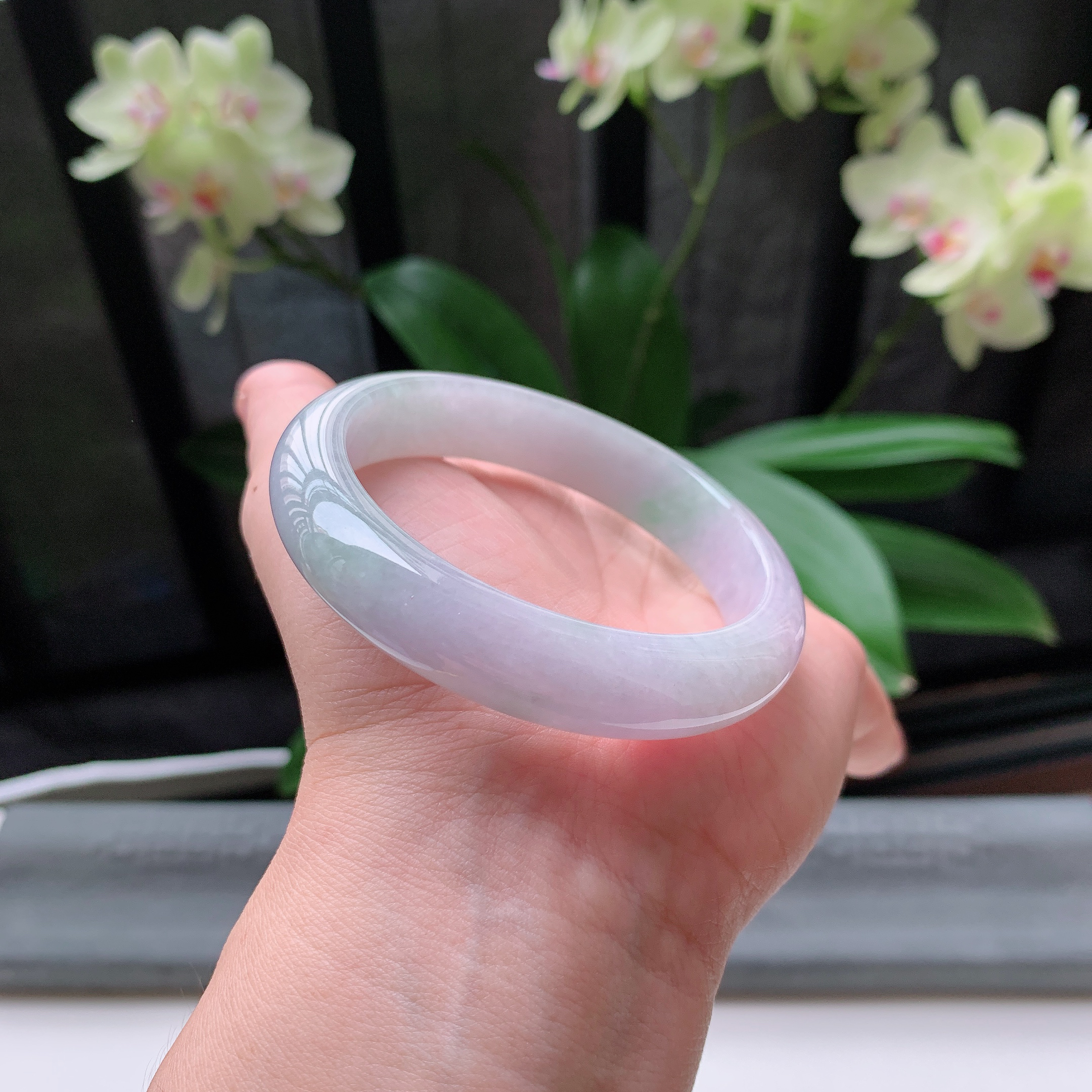 正圈56圈口，天然A货翡翠冰糯种水润淡紫春彩飘绿玉手镯，水润秀丽，飘花灵动，种水十足，视觉甜美可人，恰到好处的美，十分高雅耐看，条形优美，上手优雅大方。53.99