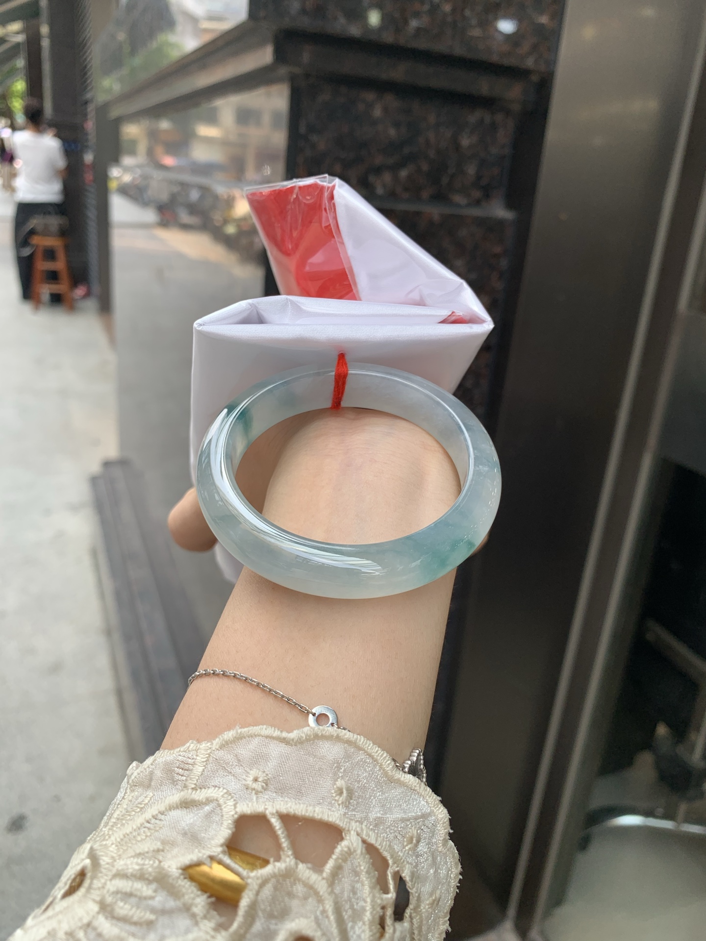 冰飘花正圈 54.5-8.1-12.1 0602-N880 打灯细纹，底妆冰透起光，冰底中开出了朵朵蓝花，飘花灵动飘逸，勾勒出一幅唯美诗意的山水意境画，古典优雅又秀气