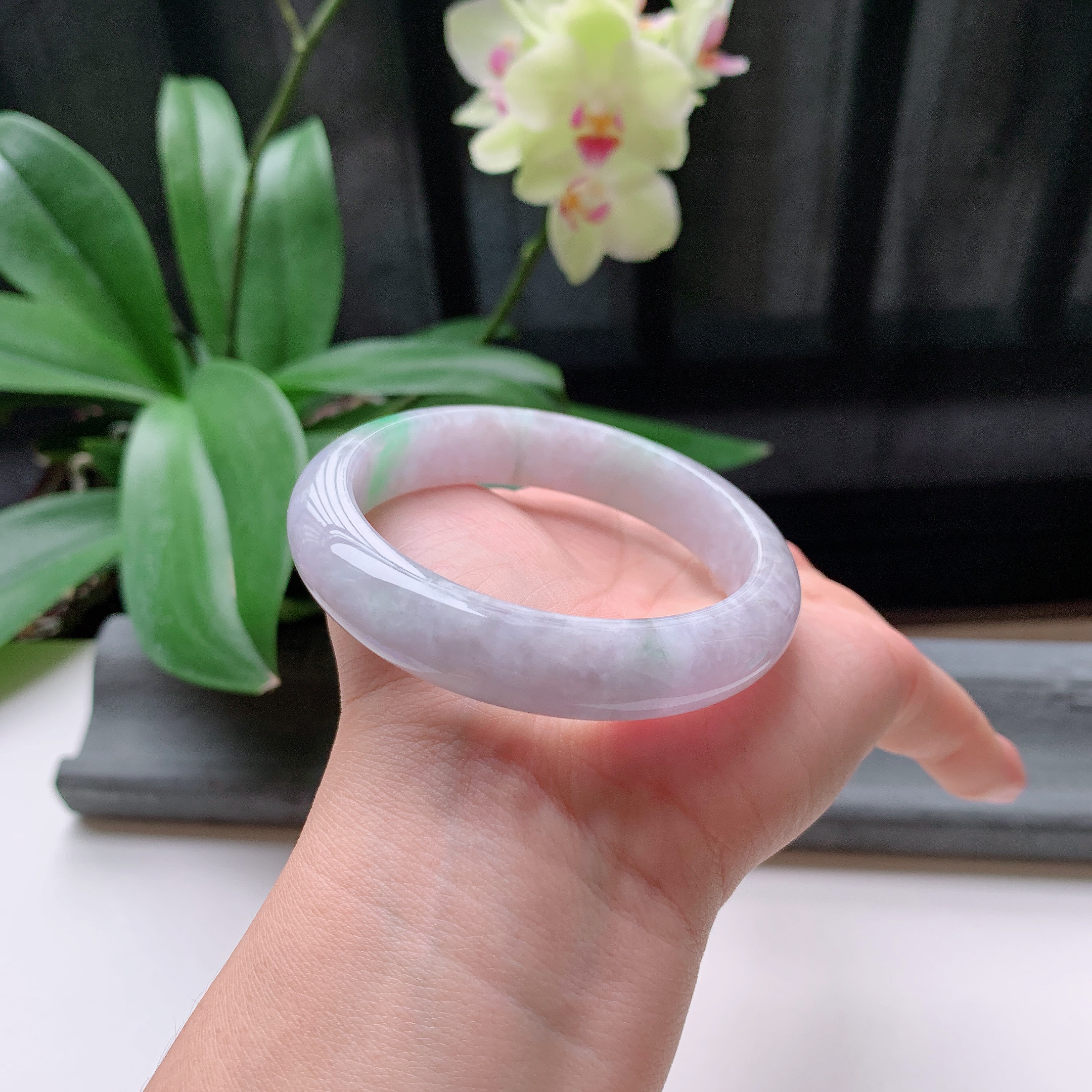 正圈56圈口，天然A货翡翠冰糯种水润飘绿玉手镯，水润秀丽，飘花灵动，种水十足，视觉甜美可人，恰到好处的美，十分高雅耐看，条形优美，上手优雅大方。57.48