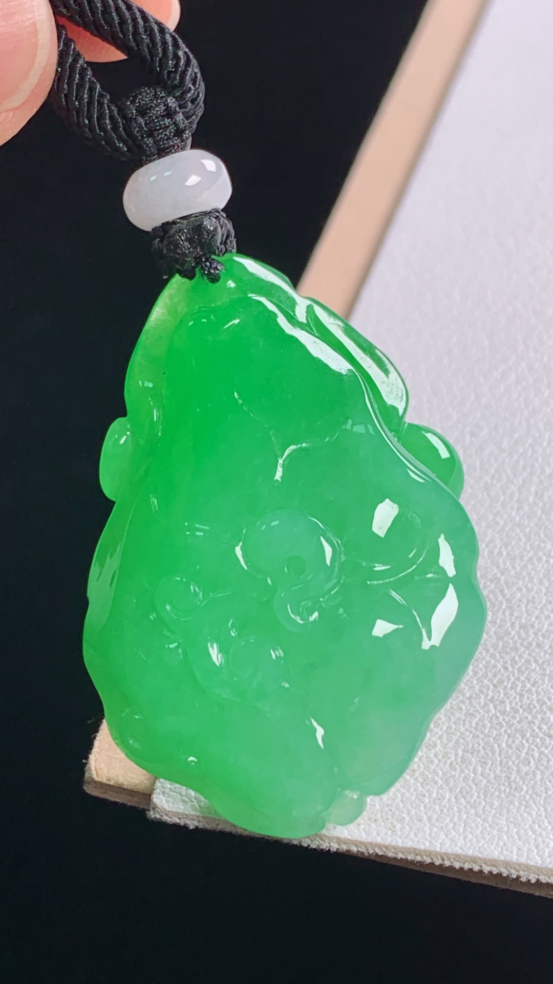 辣绿荷叶 色辣色艳，水润细腻，无裂 尺寸:37.7-27.4-9.9mm 29