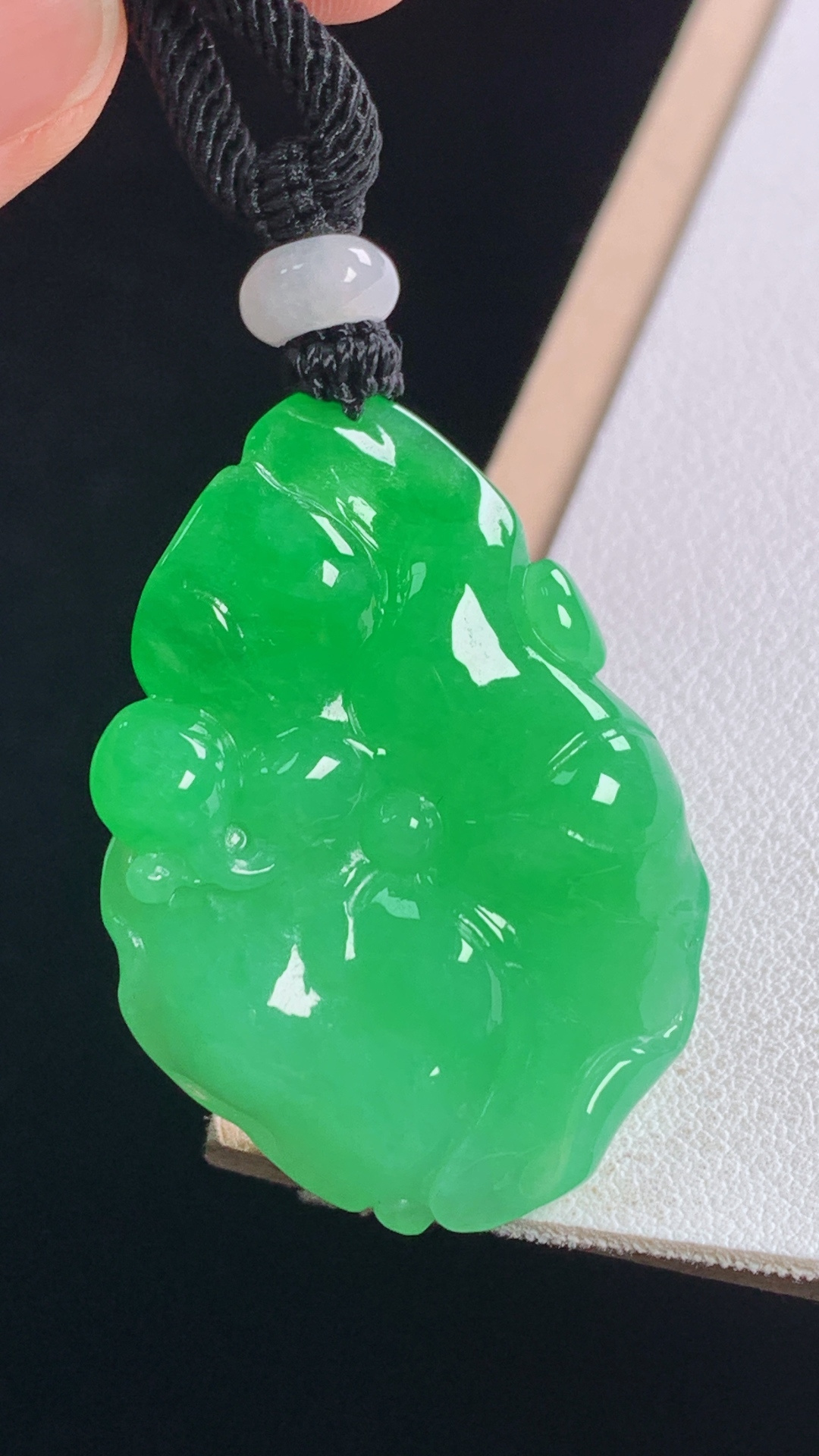 辣绿荷叶 色辣色艳，水润细腻，无裂 尺寸:37.7-27.4-9.9mm 29