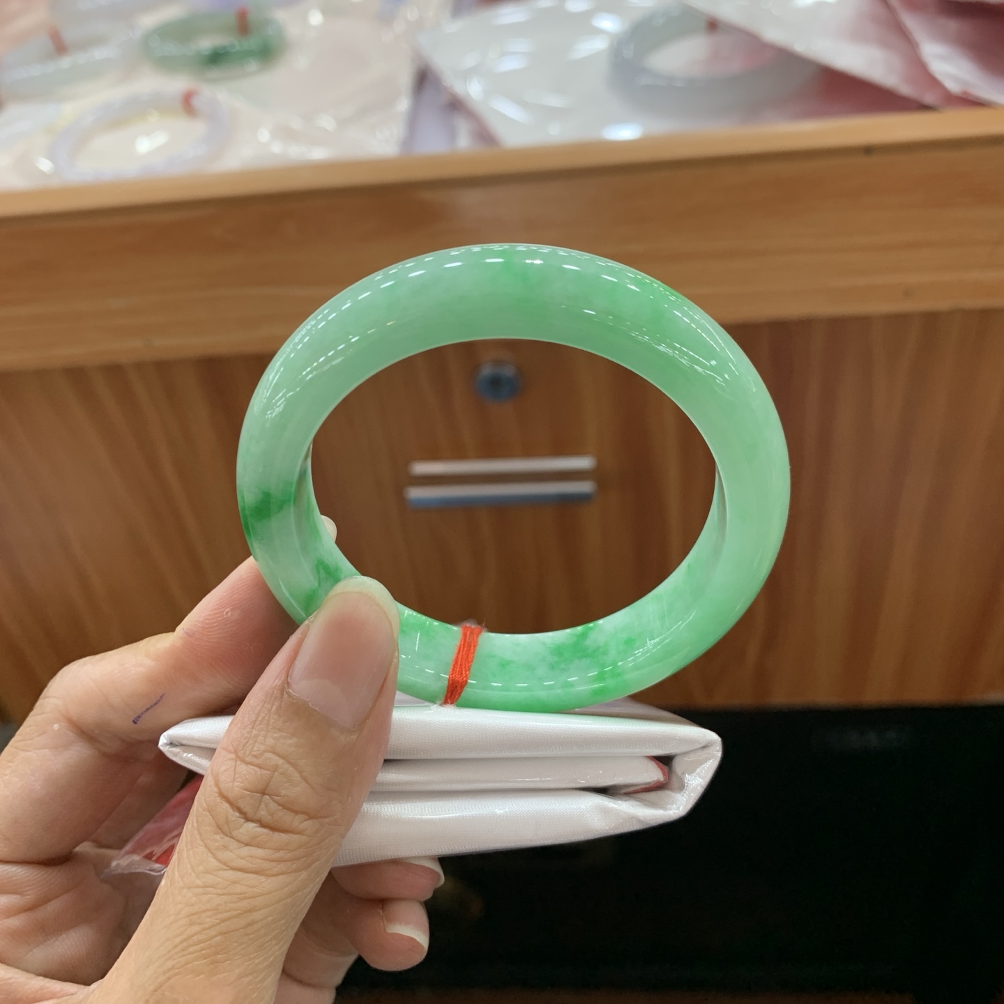 060115MMJ 飘绿正圈翡翠手镯 55.2-12.3-8.4