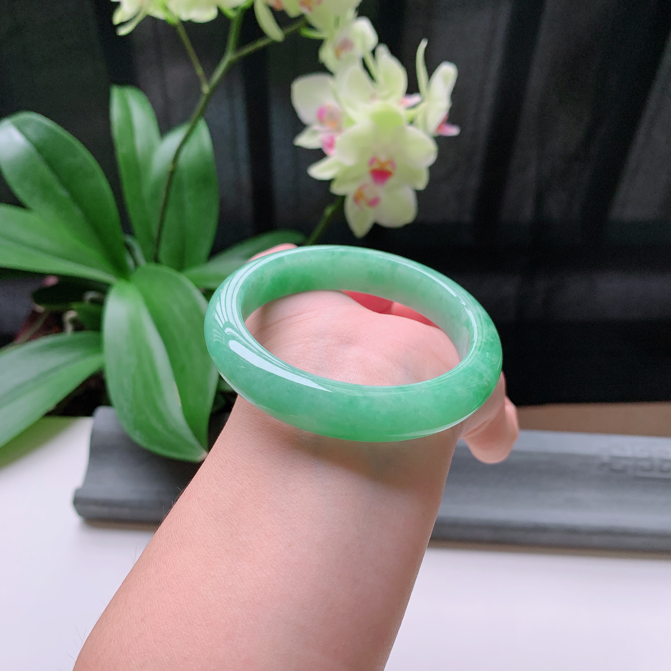 正圈55圈口，天然A货翡翠冰糯种水润飘绿玉手镯，水润秀丽，飘花灵动，种水十足，视觉甜美可人，恰到好处的美，十分高雅耐看，条形优美，上手优雅大方。57.45