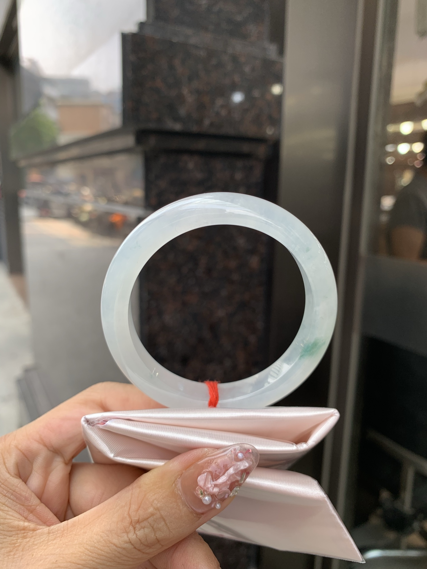 冰飘花正圈 53.7-7.9-10.7 0602-N873-1 打灯小细纹，底妆冰透起光，冰底中开出了朵朵蓝花，飘花灵动飘逸，勾勒出一幅唯美诗意的山水意境画，古典优雅又秀气