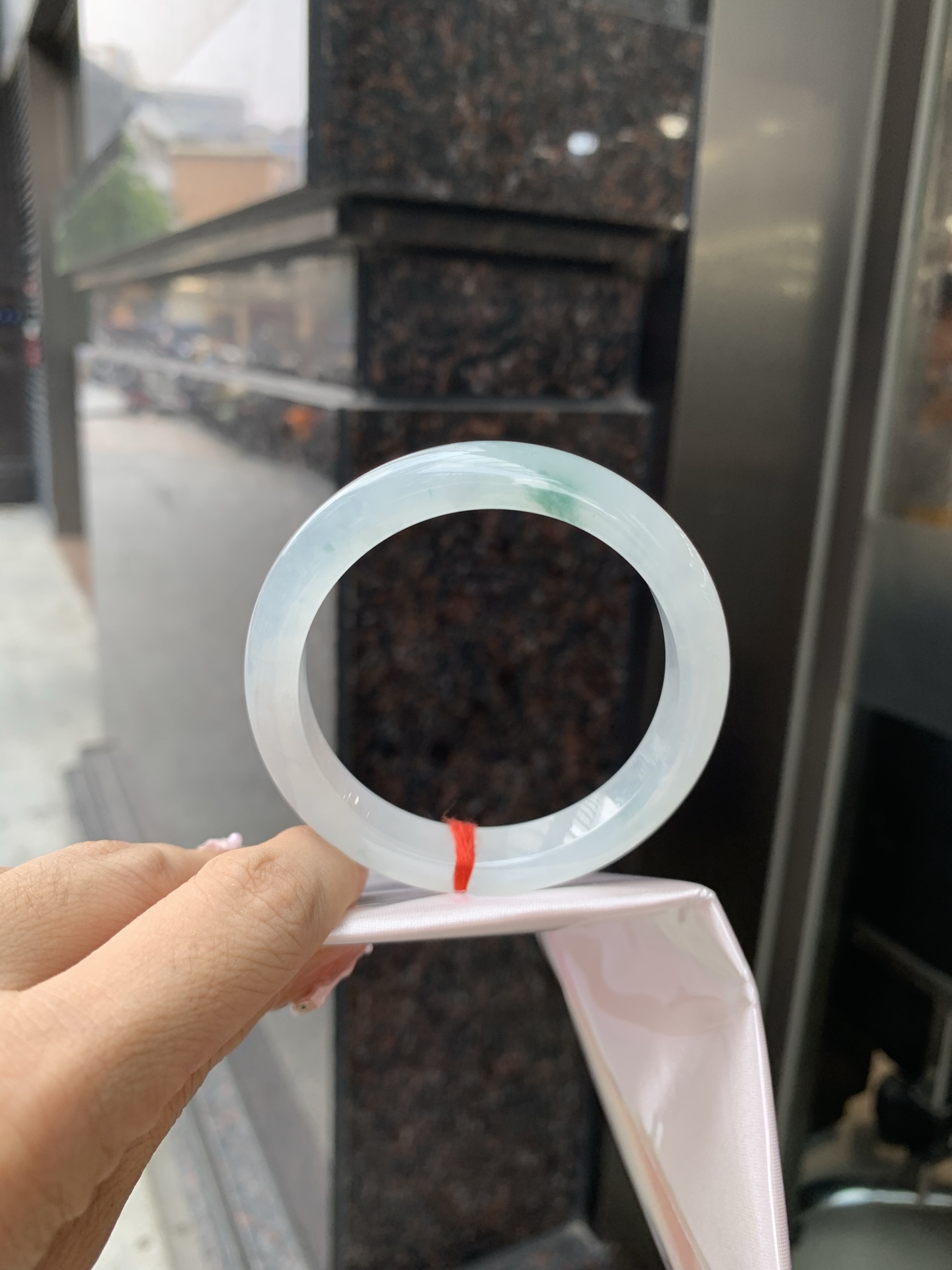 冰飘花正圈 53.7-7.9-10.7 0602-N873-1 打灯小细纹，底妆冰透起光，冰底中开出了朵朵蓝花，飘花灵动飘逸，勾勒出一幅唯美诗意的山水意境画，古典优雅又秀气
