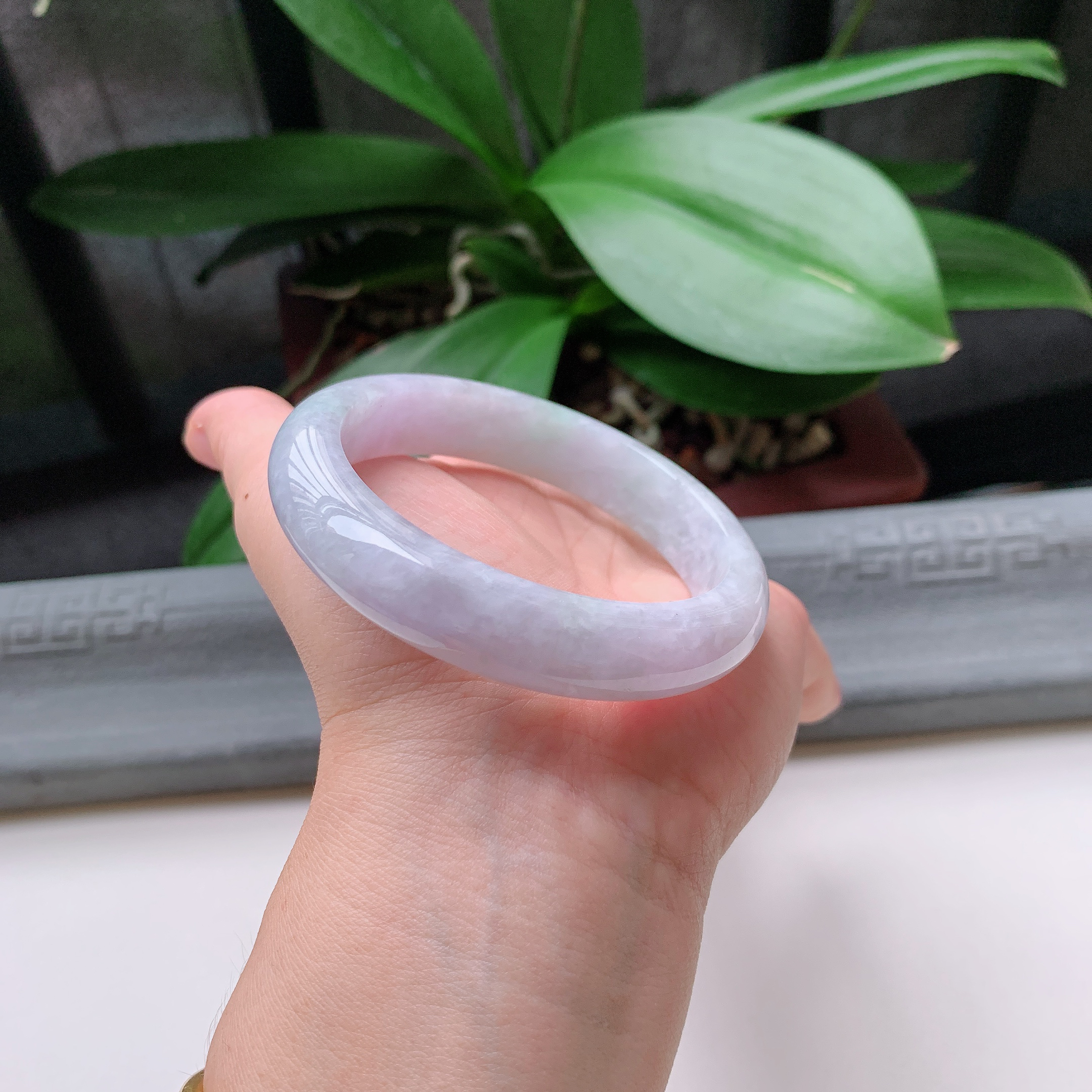 正圈58圈口，天然A货翡翠冰糯种水润飘绿玉手镯，水润秀丽，飘花灵动，种水十足，视觉甜美可人，恰到好处的美，十分高雅耐看，条形优美，上手优雅大方。62.58