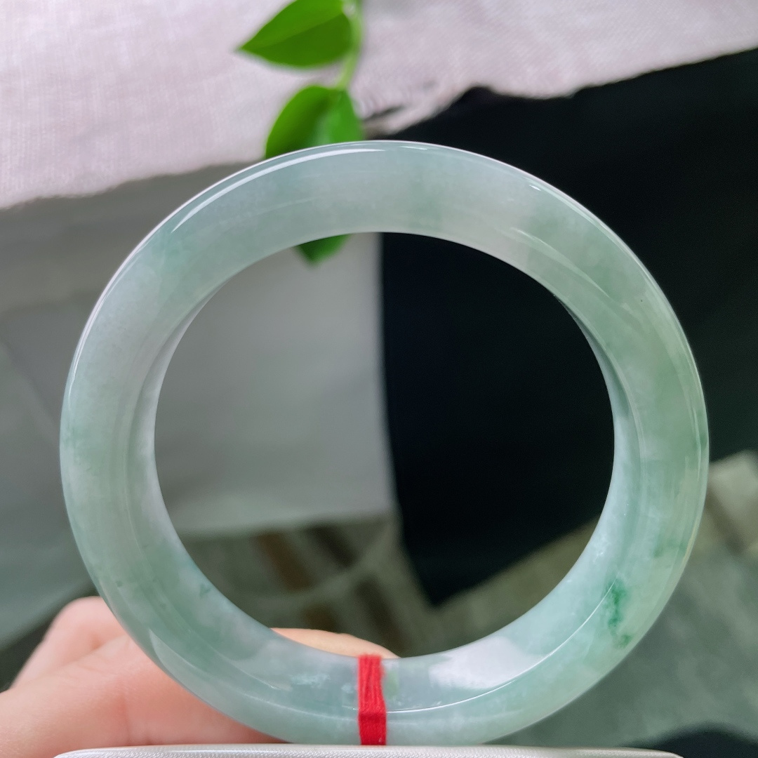 57/12.2/8.6，飘花正圈，水头好，质地温润细腻，佩戴温婉，知性，一点皮纹不显，ss52167a