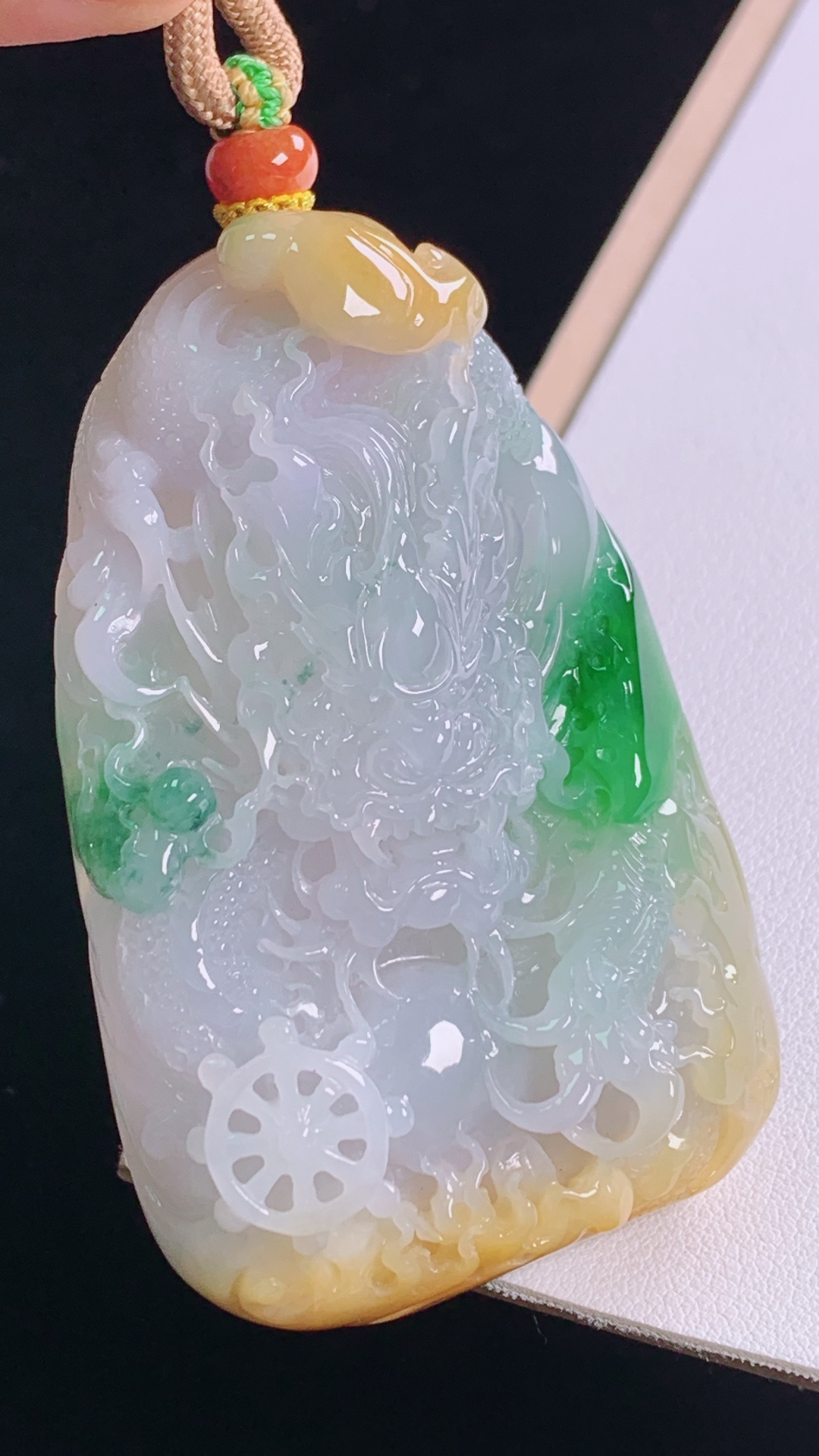 三彩龙牌 色彩丰富，雕工精湛，无裂 尺寸:75.9-47.9-17.9mm 30