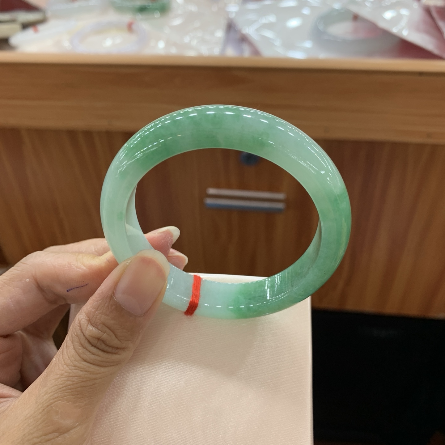 060107CK 飘绿正圈翡翠手镯 54-12.3-7.8
