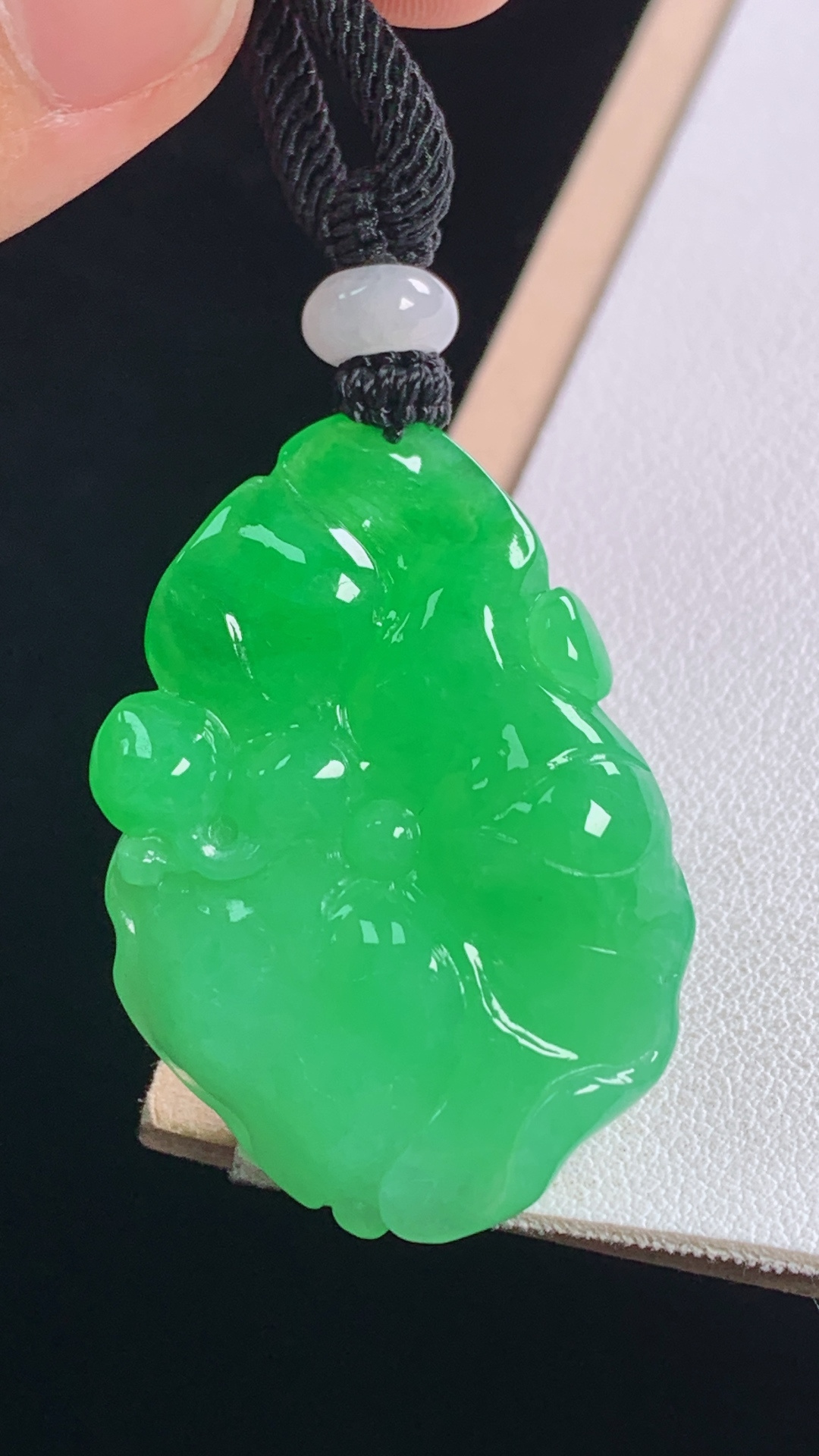 辣绿荷叶 色辣色艳，水润细腻，无裂 尺寸:37.7-27.4-9.9mm 29