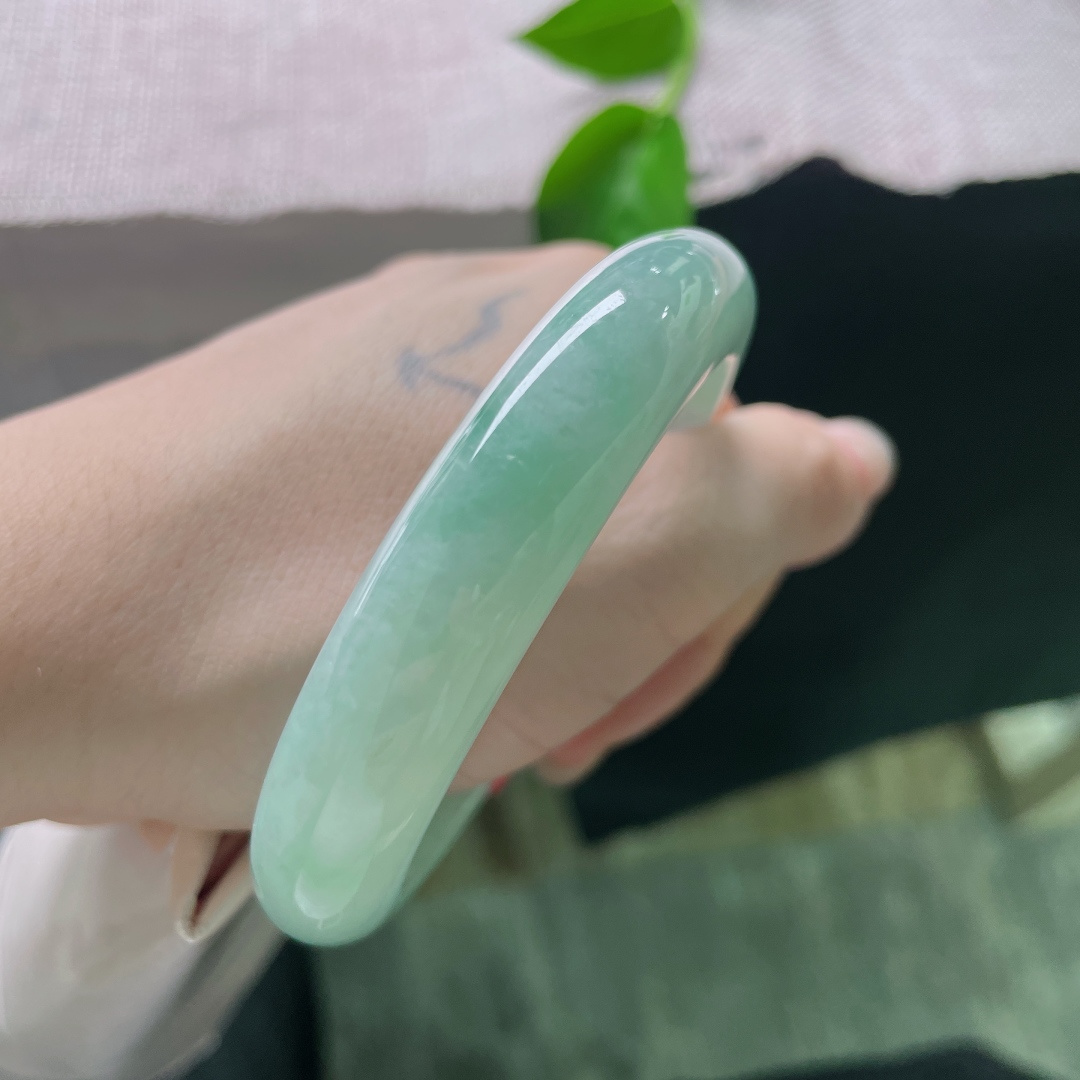 57.8/12.6/8.3，绿底正圈，一抹飘花摇曳生姿，水头好，种老，皮纹，ss51477a