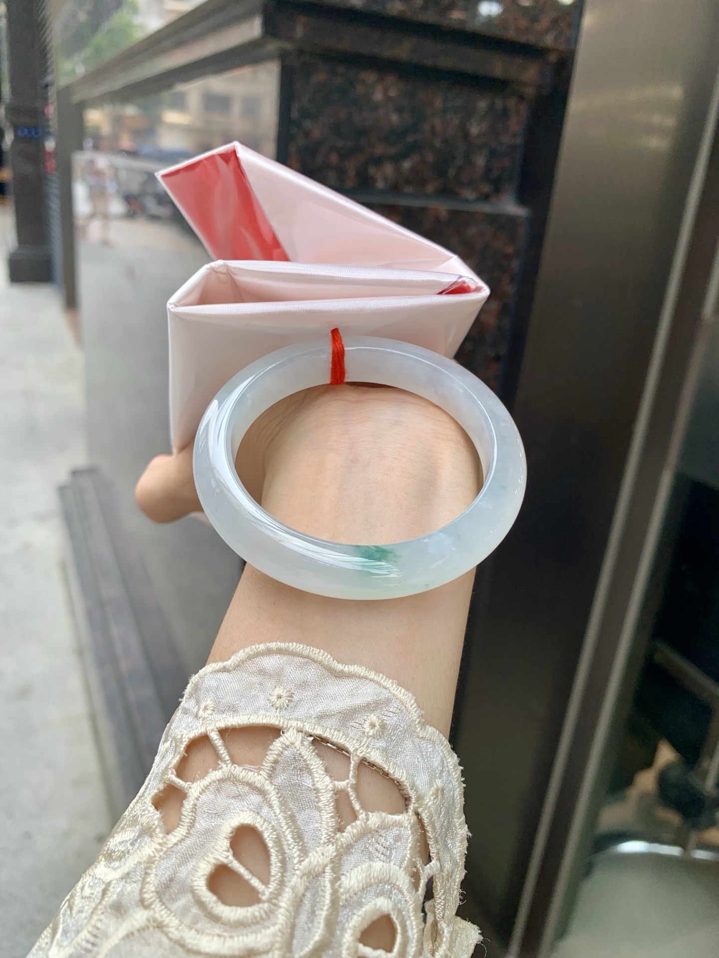 冰飘花正圈 53.7-7.9-10.7 0602-N873-1 打灯小细纹，底妆冰透起光，冰底中开出了朵朵蓝花，飘花灵动飘逸，勾勒出一幅唯美诗意的山水意境画，古典优雅又秀气
