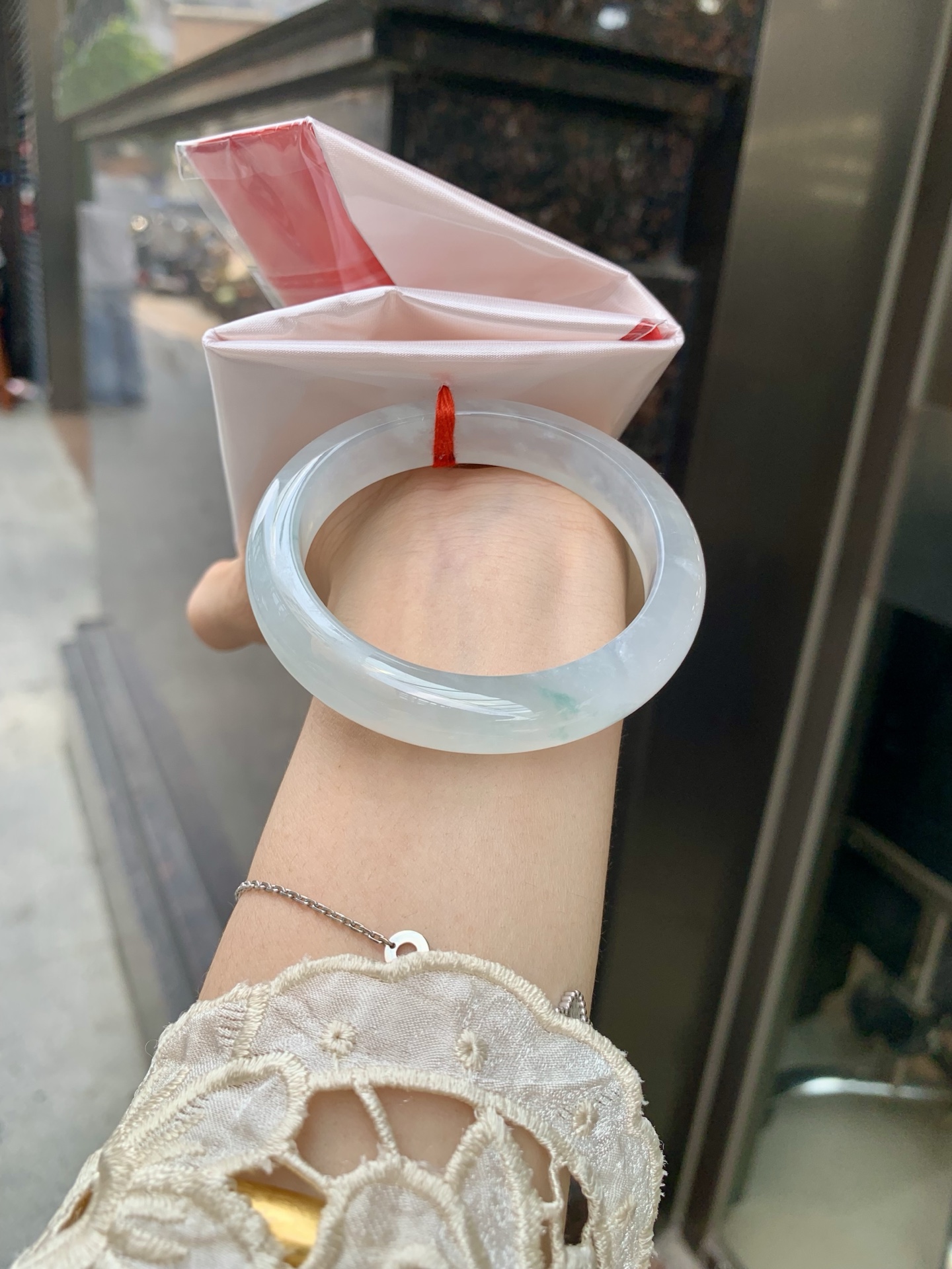 冰飘花正圈 52-7.7-10.8 0602-N873-2 打灯小细纹，底妆冰透起光，冰底中开出了朵朵蓝花，飘花灵动飘逸，勾勒出一幅唯美诗意的山水意境画，古典优雅又秀气