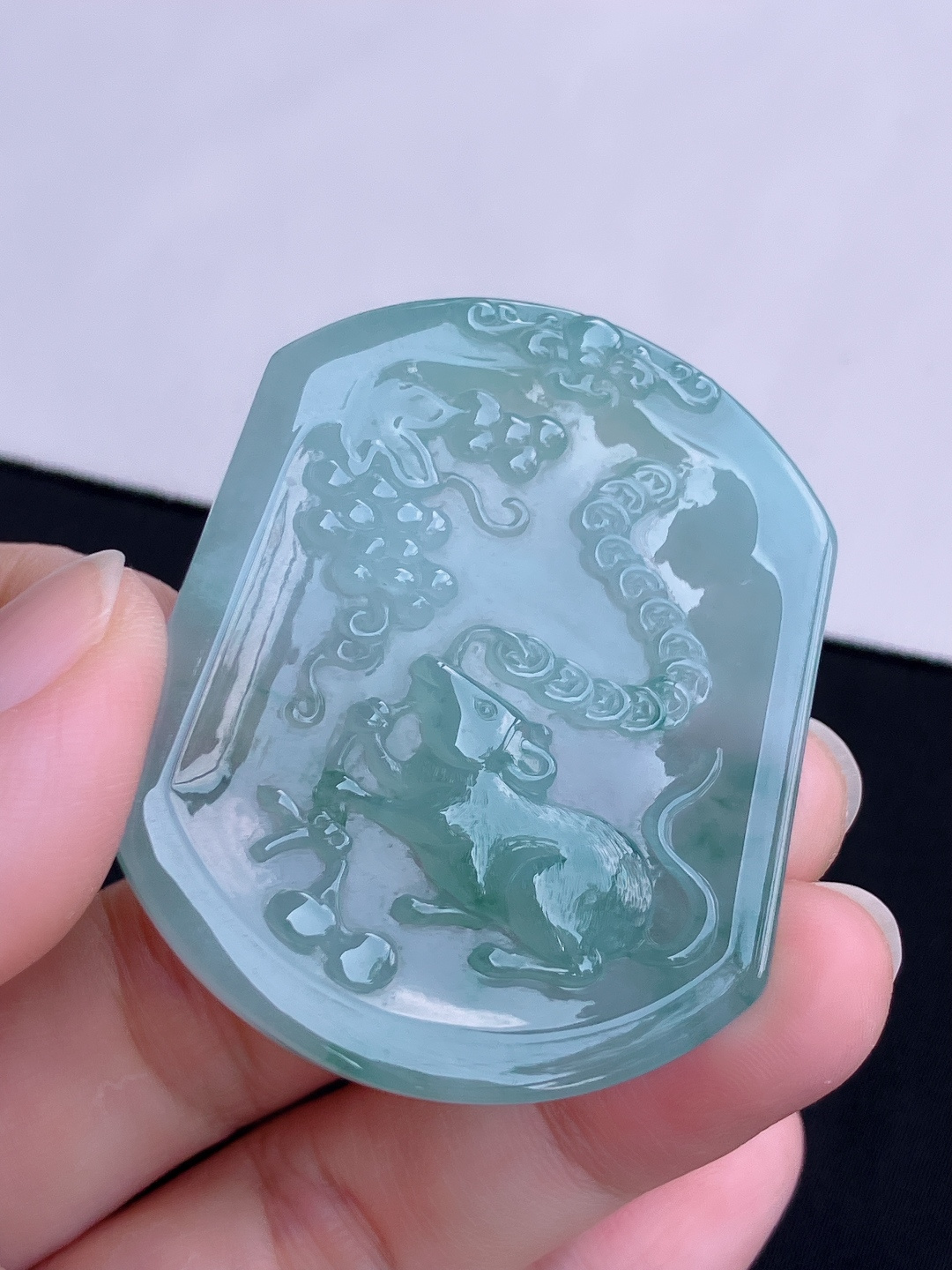 冰飘花生肖鼠牌，晶莹剔透，尺寸50.5/42.3/5.6/自然光实拍
